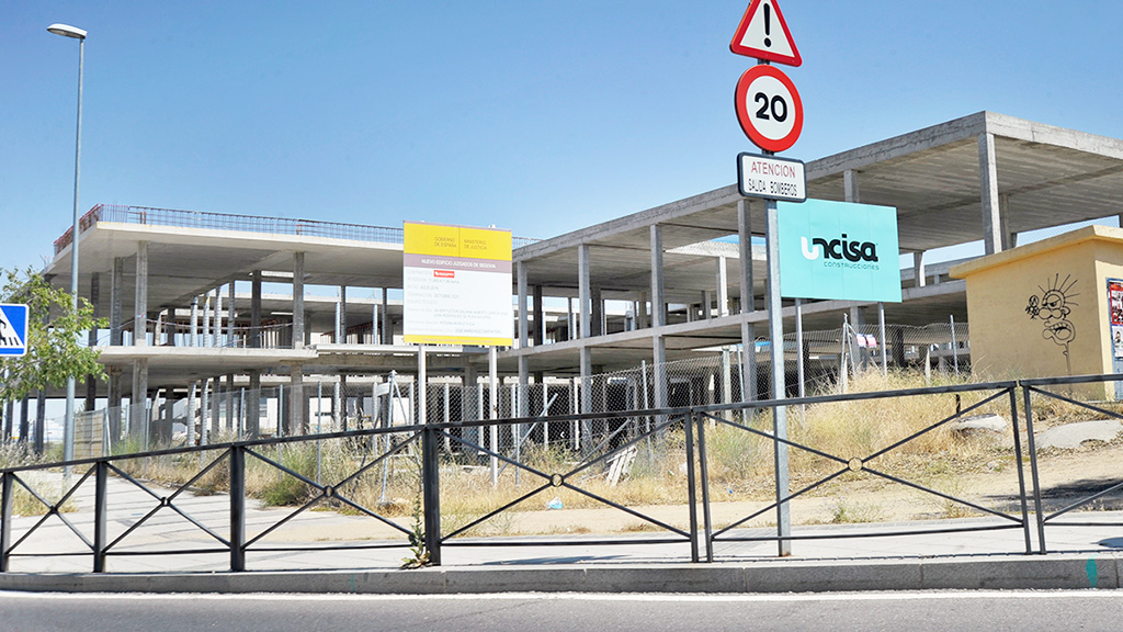 Las obras del edificio, en el barrio de Comunidad de Ciudad y Tierra, están paradas desde verano del año pasado. / Kamarero