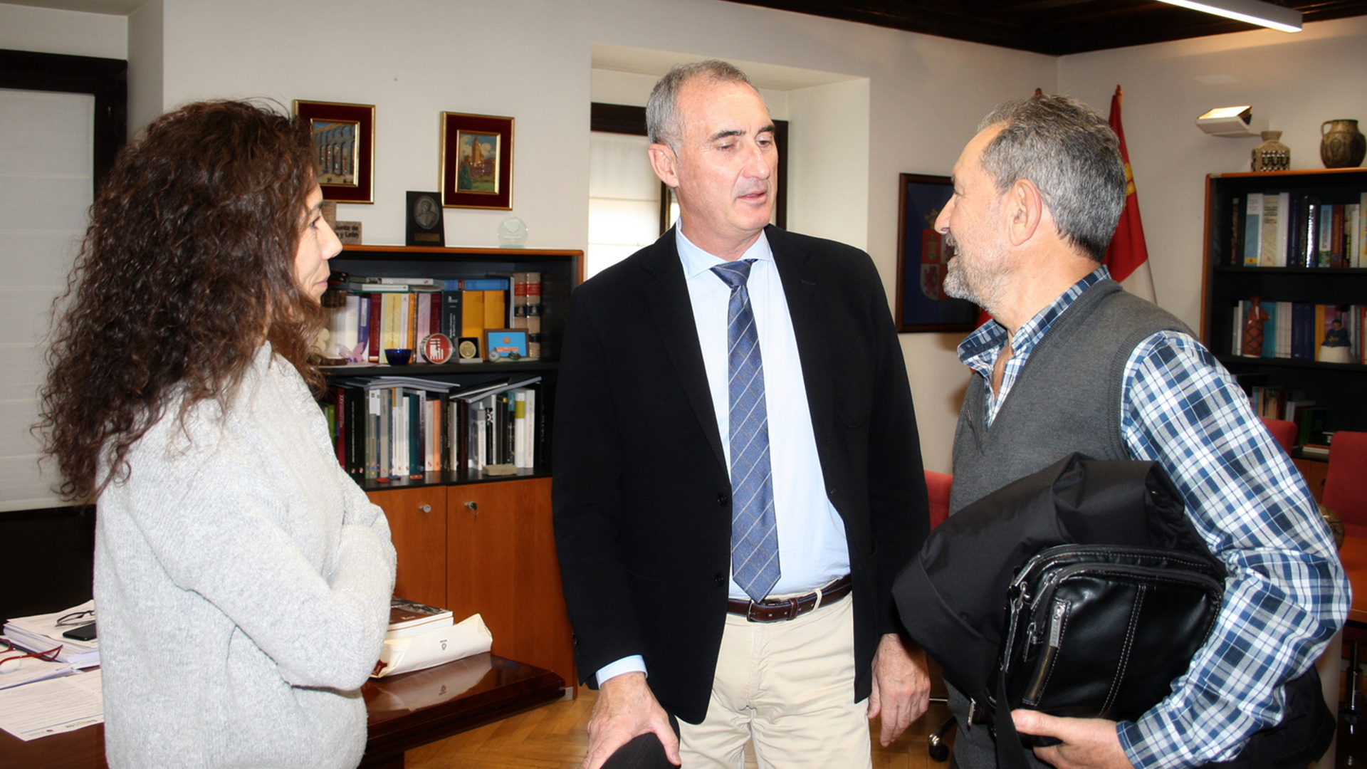 Ruth Llorente, José Mazarías y Domingo Asenjo, durante su encuentro. / E. A.