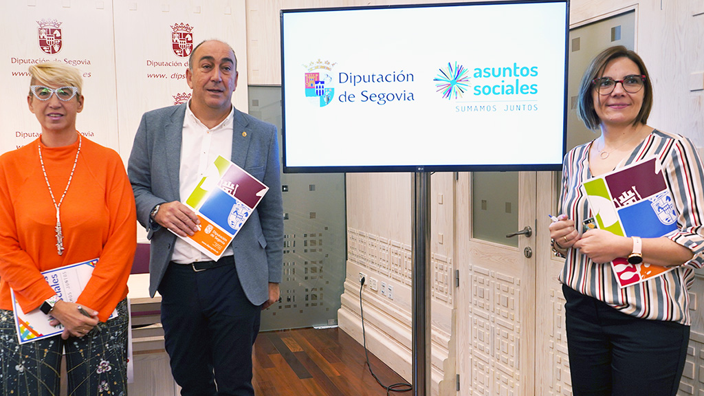 El presidente de la Diputación, con las jefas de servicio de Auntos Sociales./ el adelantado