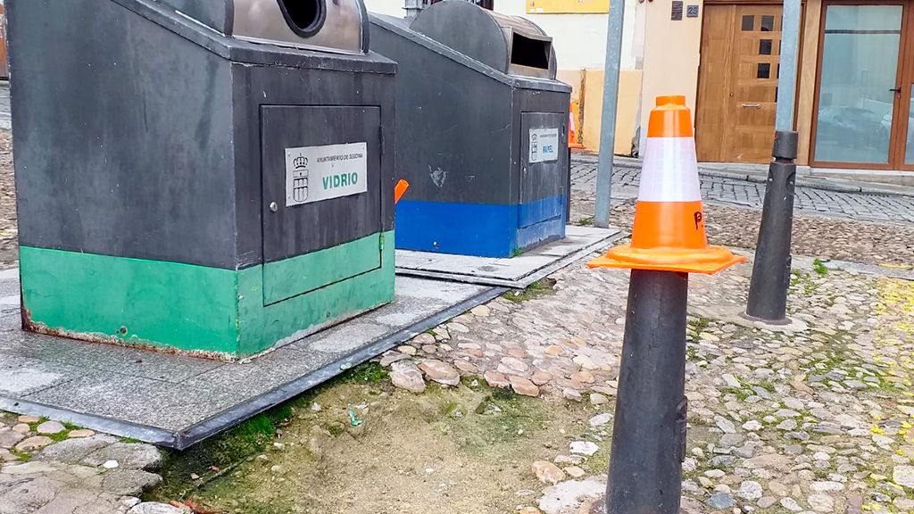 La fotografía muestra una que en esta zona de la plaza falta emborrillado. / E. A.