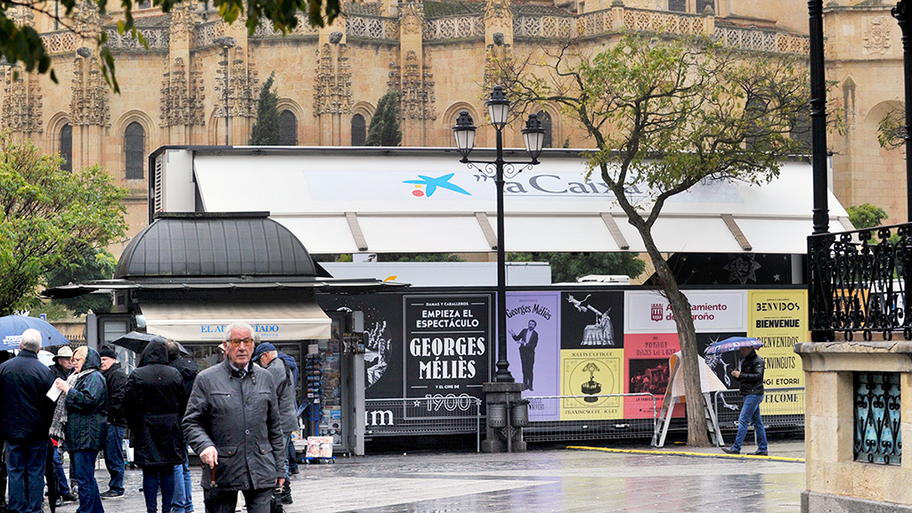 La exposición instalada en la Plaza Mayor mostrará cómo fueron los inicios del cine francés. / kamarero