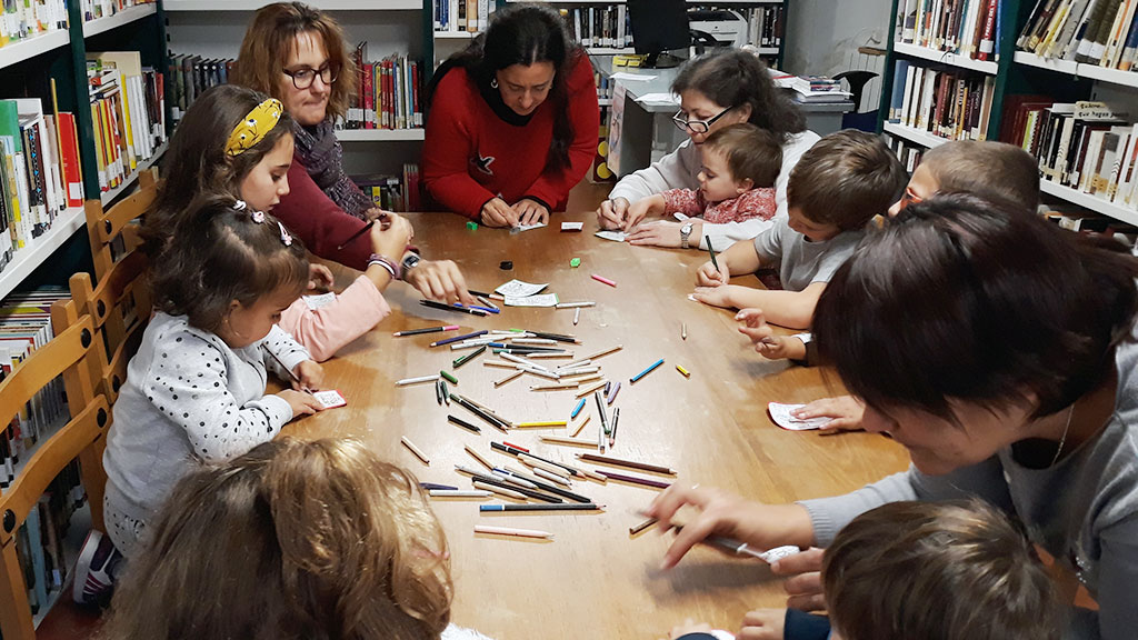 La fiesta de la lectura en Fuentepelayo 1 Los escolares elaboraron un pictograma del tradicional cuento ‘Los tres cerditos’. / el adelantado