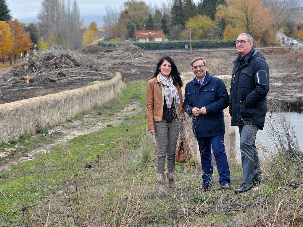Natalia Flórez, junto a José Luis Sanz y José Mazarías, durante su visita a los trabajos en la CL-607./Kamarero