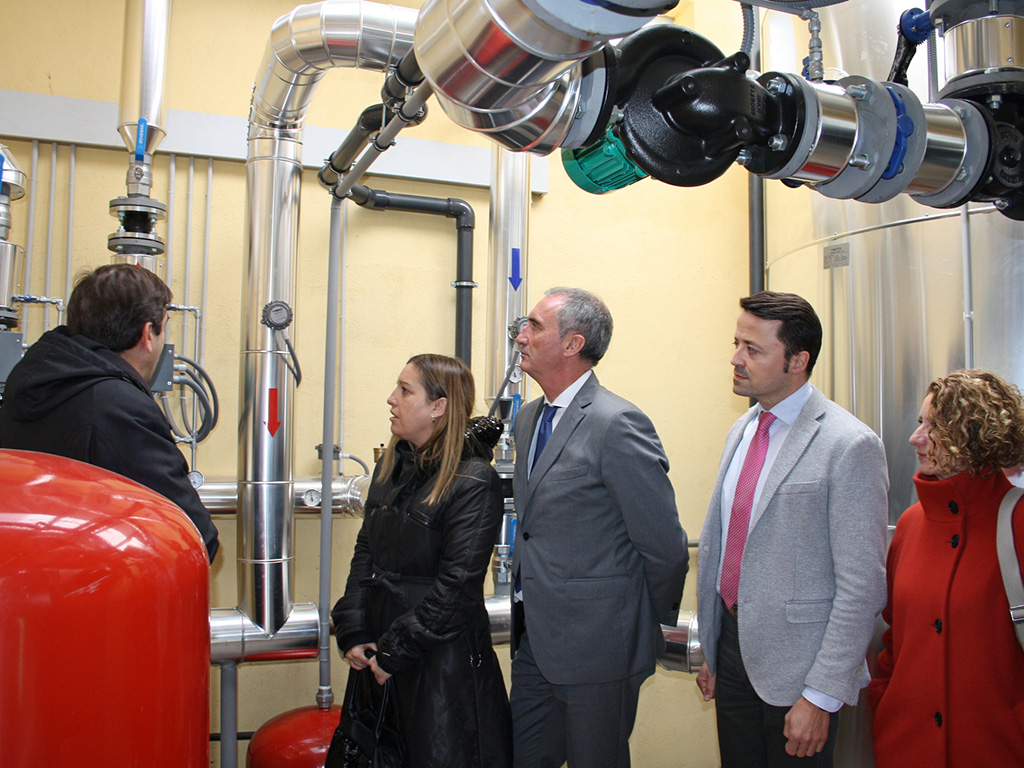 Las autoridades visitan la nueva caldera de biomasa del IES Vega del Pirón./el adelantado
