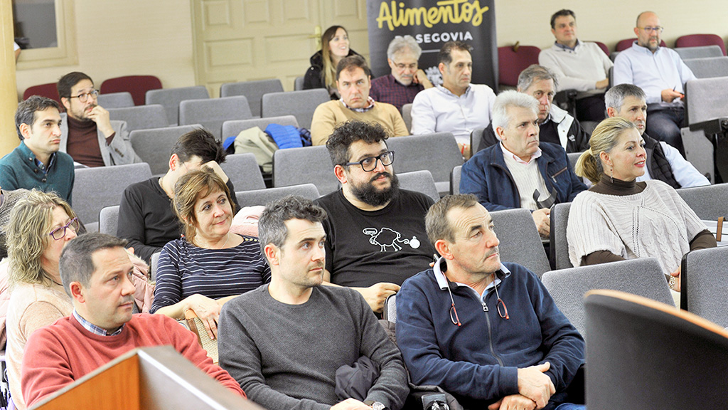 Varios de los asistentes a la Asamblea de Alimentos de Segovia que tuvo lugar ayer en la sede de la Diputación. / kamarero