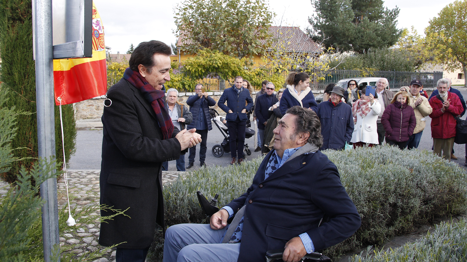 El alcalde y Manuel Vidríe, con los vecinos en la colocación de la placa en una de las rotondas del municipio. / nerea llorente