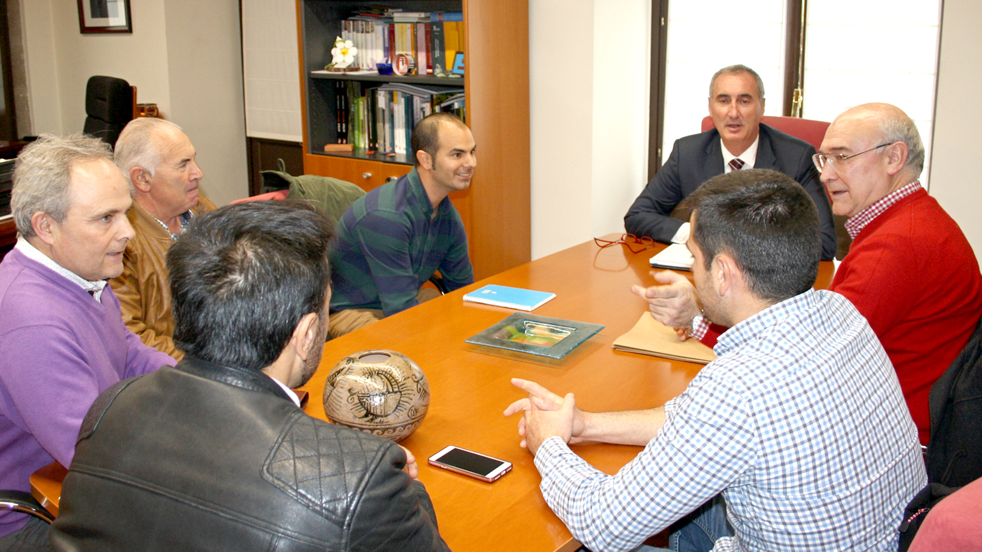 Los regidores de la zona, durante su encuentro con el delegado territorial. / el adelantado