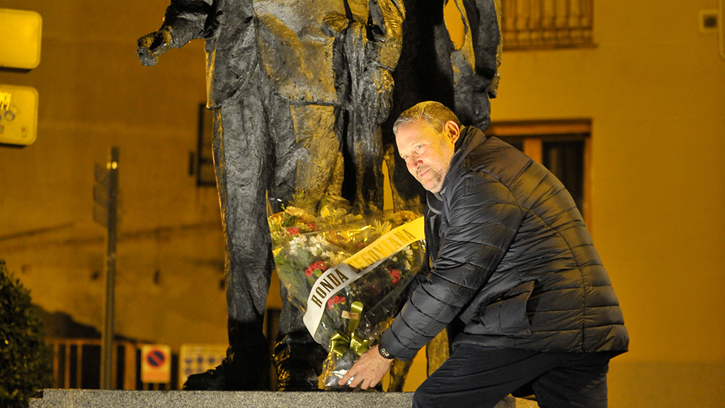 Carmelo Gozalo realiza el ofrecimiento floral en la estatua./kamarero