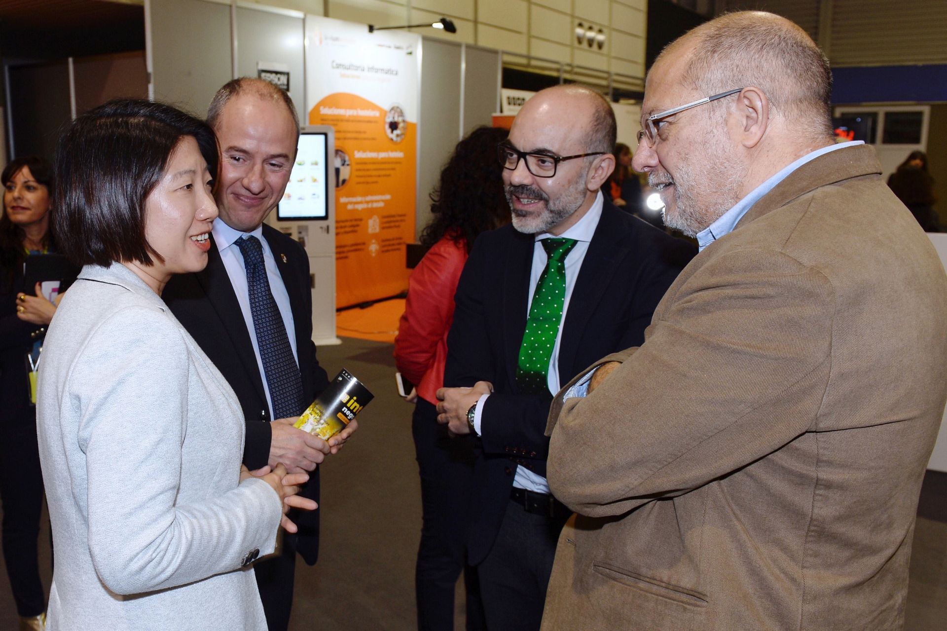 El vicepresidente de la Junta, Francisco Igea (d), y el consejero de Cultura y Turismo, Javier Ortega (2d). / efe