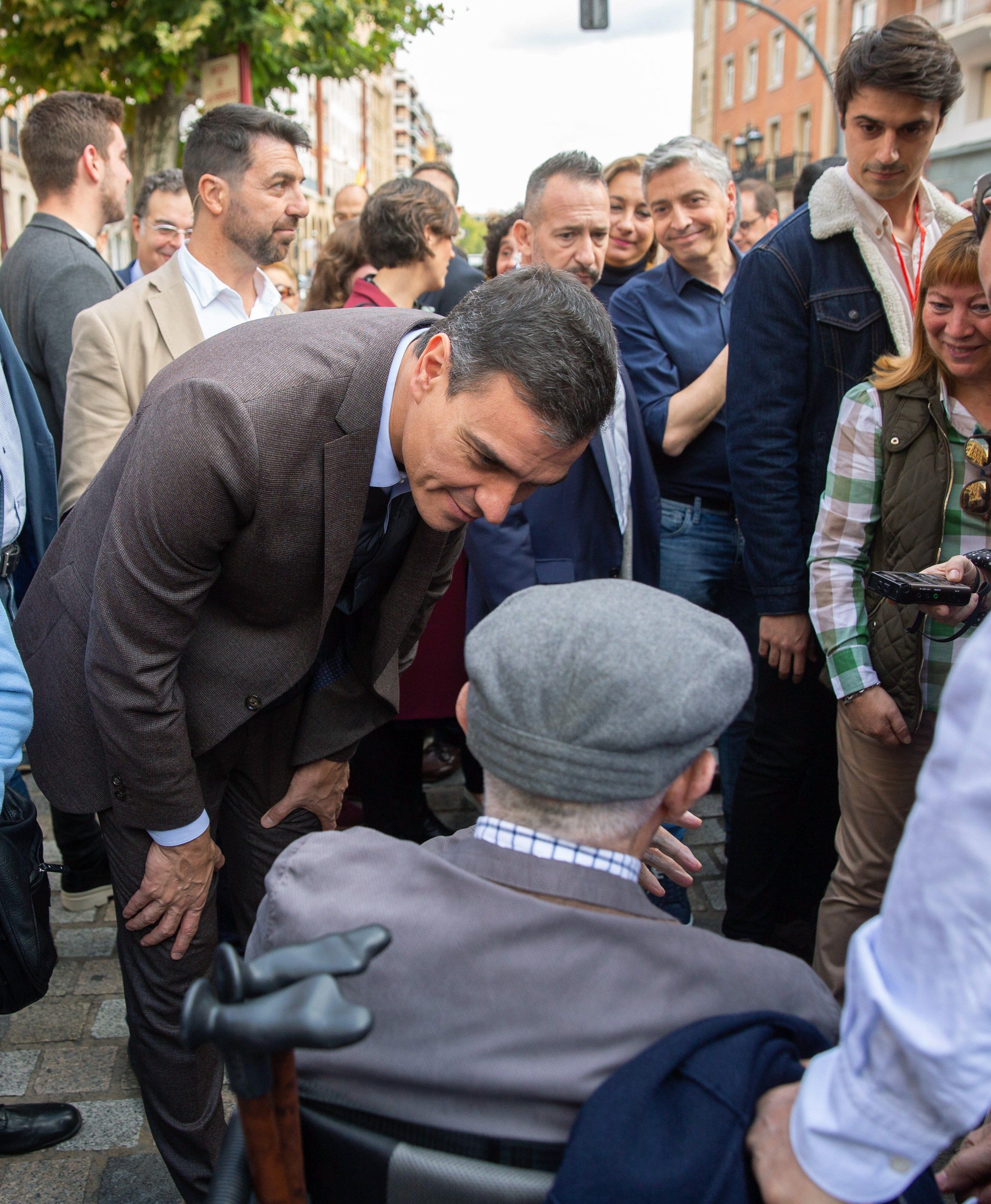 Pedro Sánchez saluda a un anciano durante su paseo por Logroño. / EFE