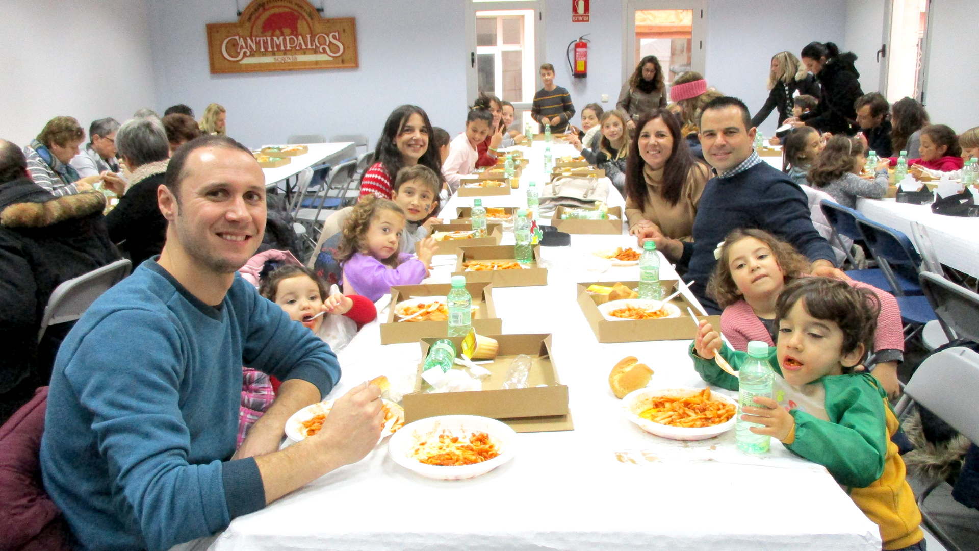 Mayores y pequeños degustaron unos estupendos macarrones soliarios. / L.M.