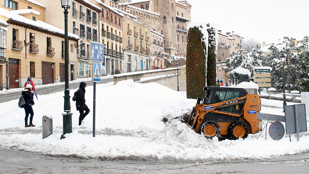 Un año más, el Consistorio facilita productos para fundir la nieve que pueda llegar en los próximos meses. / Nerea Llorente