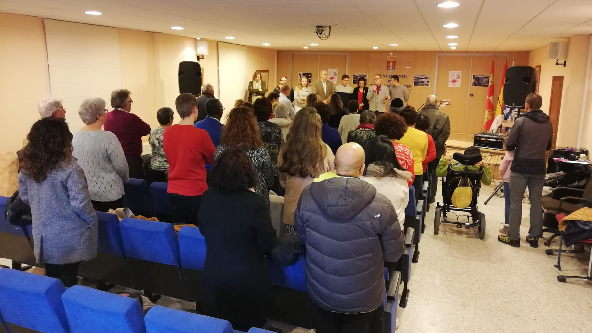 Numerosas personas asistieron al acto celebrado en el salón del Ayuntamiento de Torrecaballeros. / el adelantado