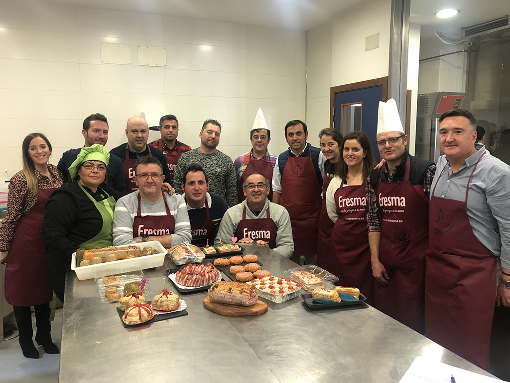 Los alumnos de la Escuela de Carniceros junto a Marino Muñoz (derecha) de la empresa caucense 'Copese'. / El Adelantado