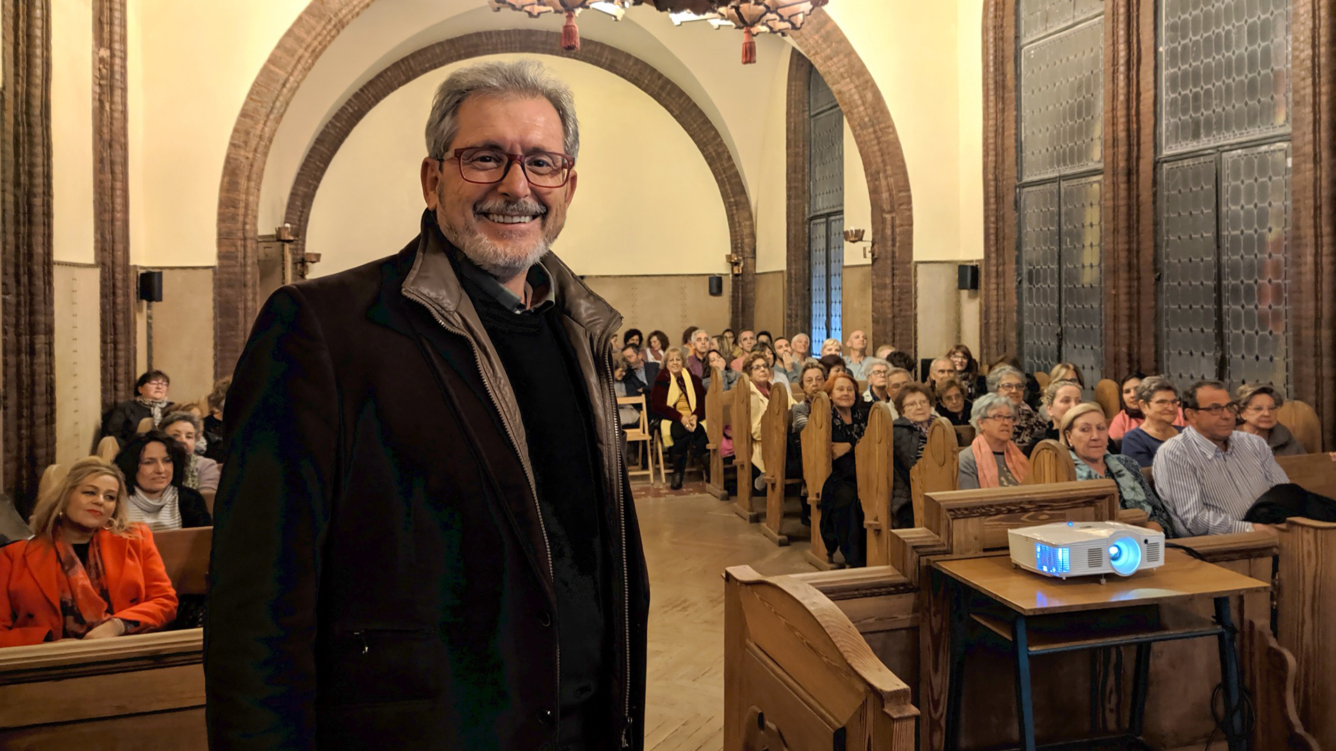 Decenas de vecinos de la localidad acudieron a la charla del médico de familia Juan Manuel Garrote. / David Rubio