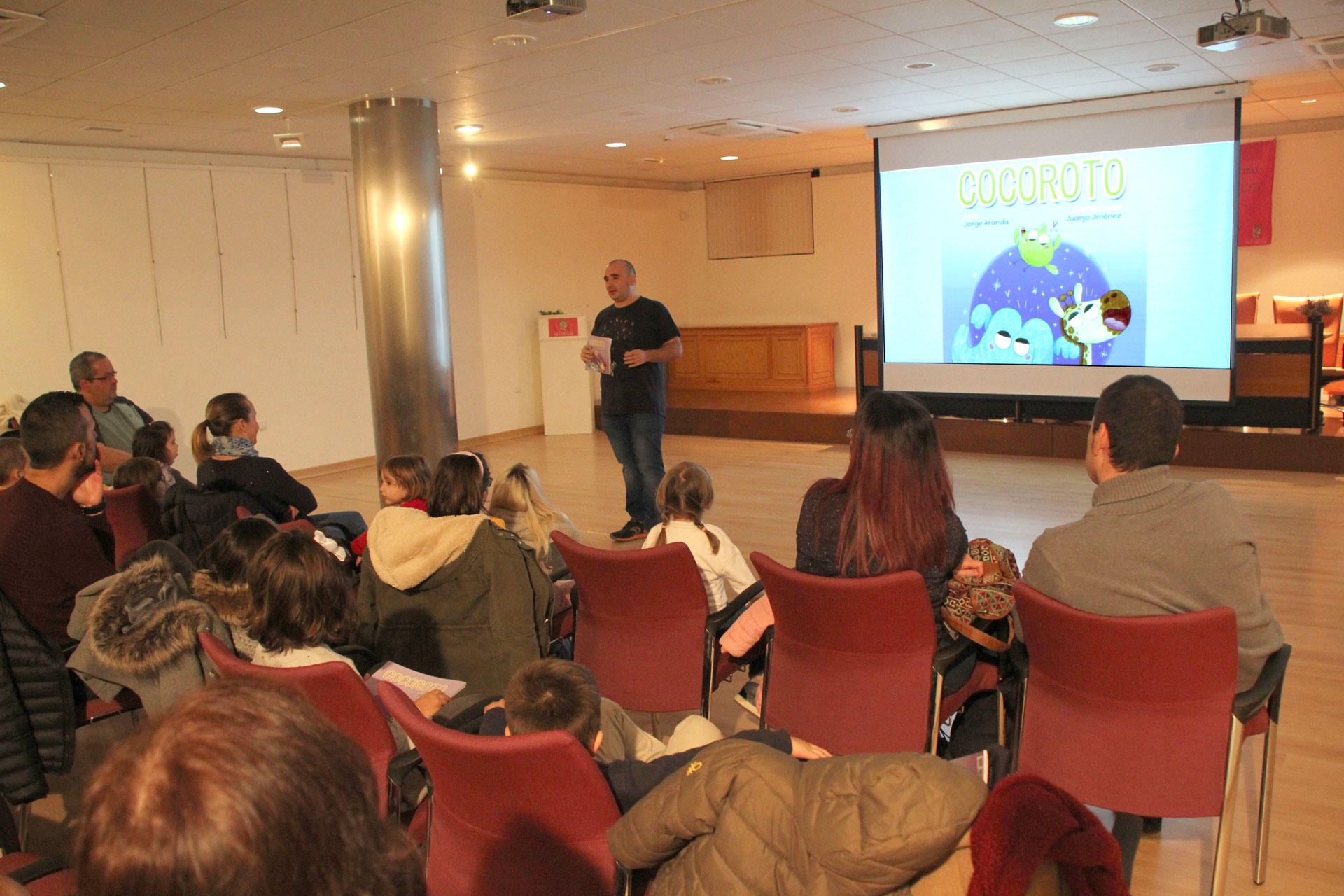 El autor, Jorge Aranda, presentando su cuento ante los niños y padres cuellaranos. / C.N.