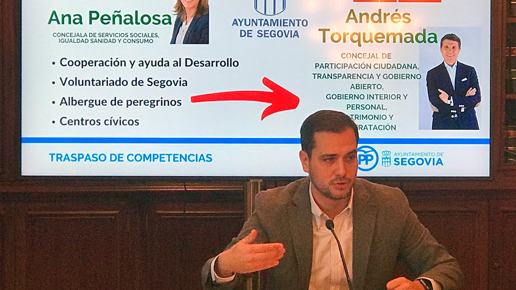 El portavoz del grupo popular, Pablo Pérez, en rueda de prensa. / El adelantado