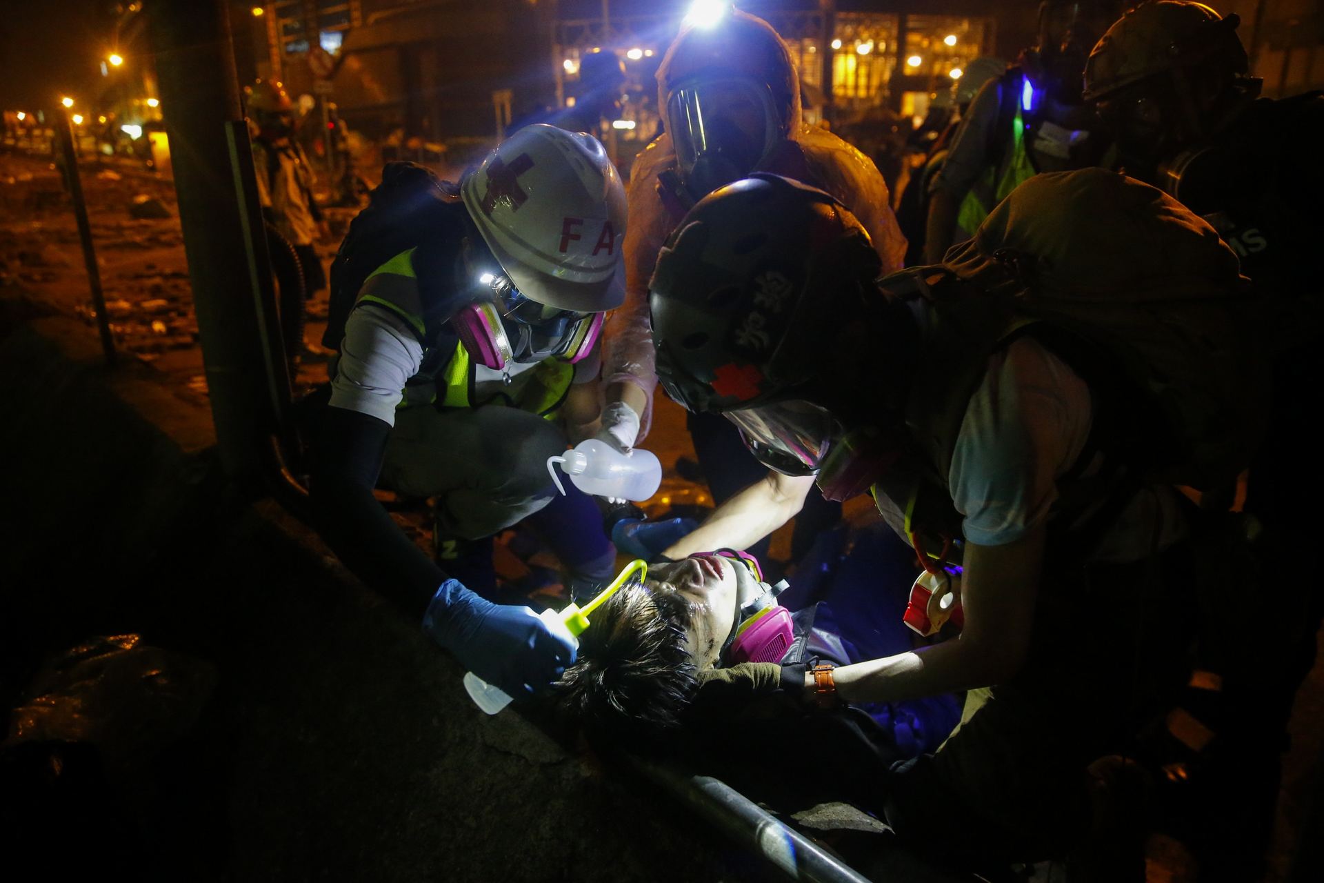 Un herido en las protestas recibe primeros auxilios en la universidad.
