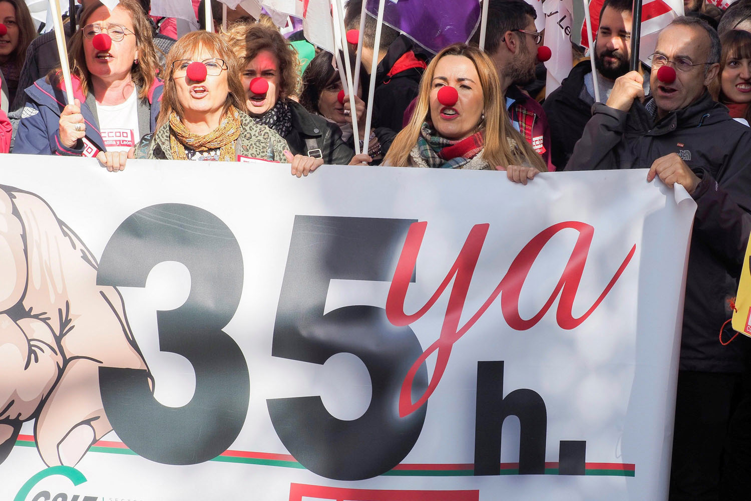 Los empleados de la Junta se han manifestado en varias ocasiones pidiendo la aplicación de las 35 horas. / EFE
