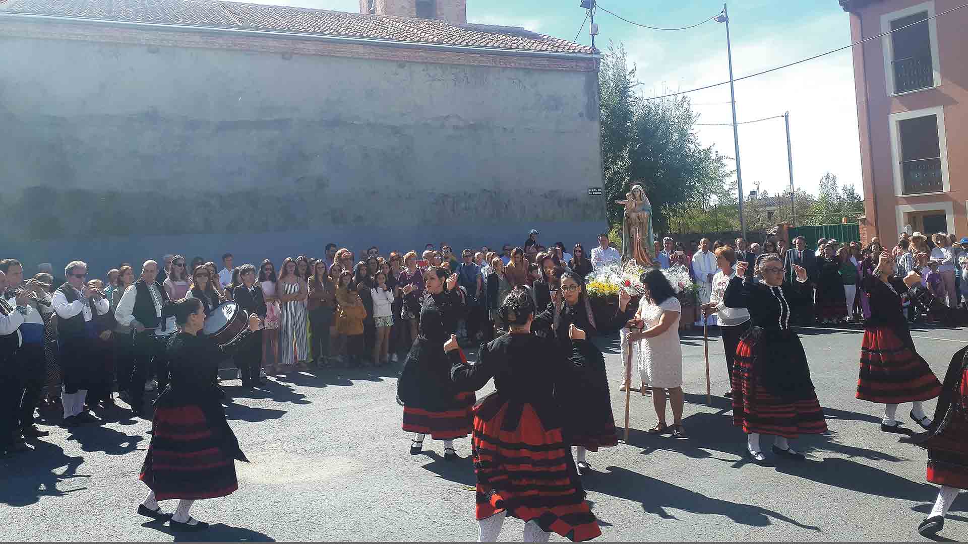 Las danzantas con una recreación de las Habas Verdes en honor a la Virgen del Rosario. / Octubre de 2019. FAC.