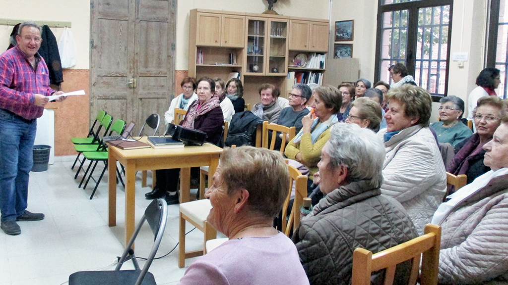 Pablo Montalvo durante la conferencia con coloquio que dio en la sede de la asociación ‘La Inmaculada’. /LOURDES MATARRANZ