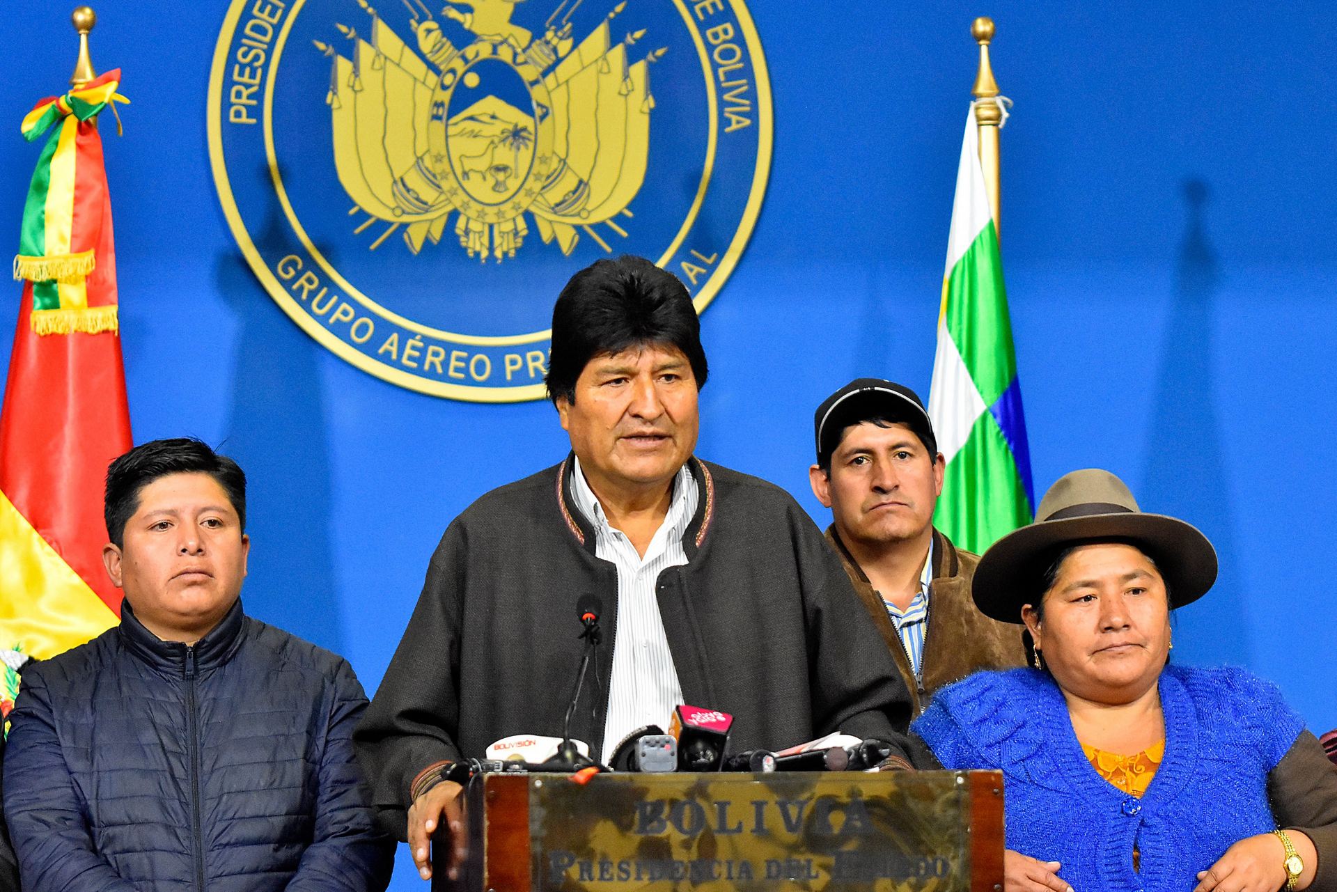 El presidente Evo Morales (c) anuncia la celebración de nuevas elecciones para Bolivia.