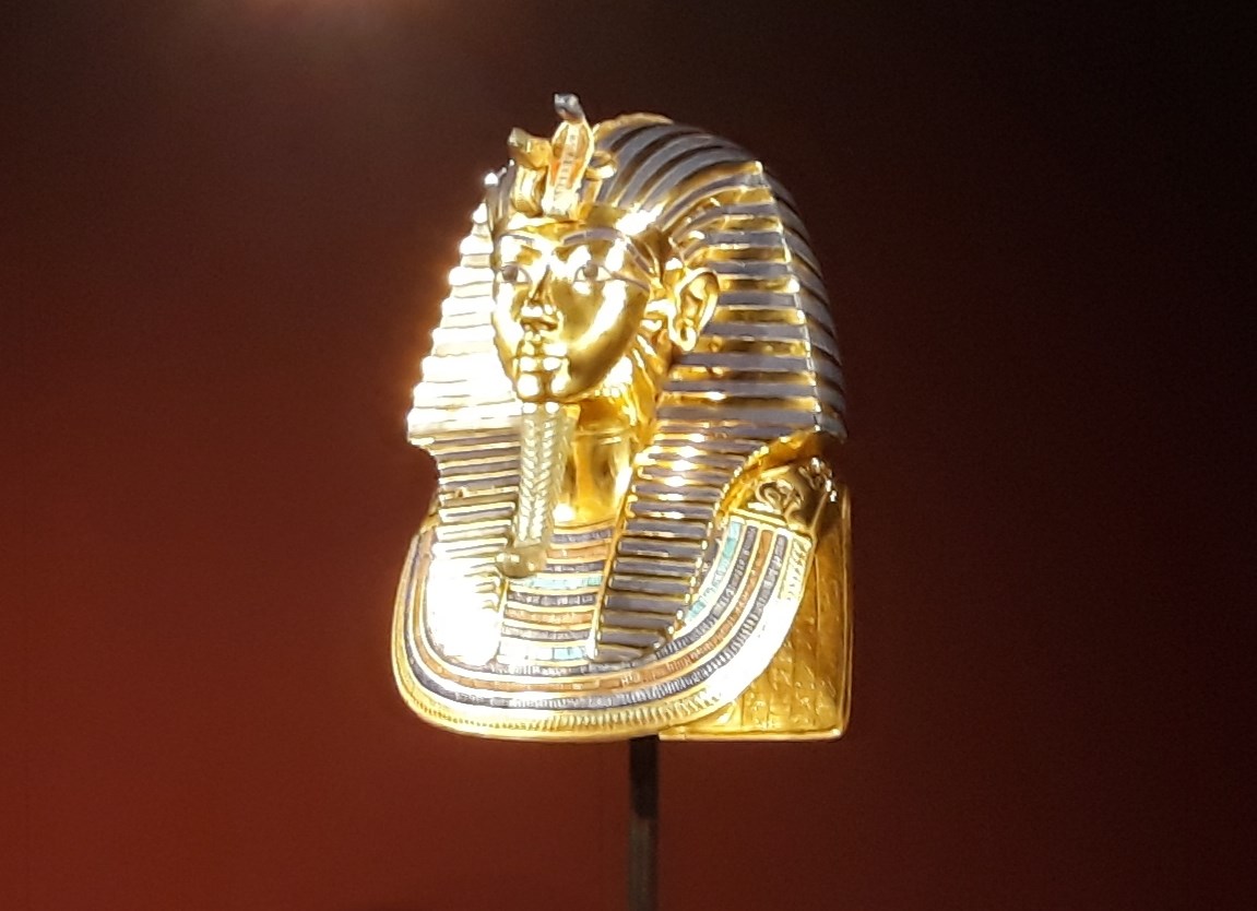 La Máscara de Oro de Tutankhamón es una de las joyas más preciadas que se exhiben en la exposición. / EFE