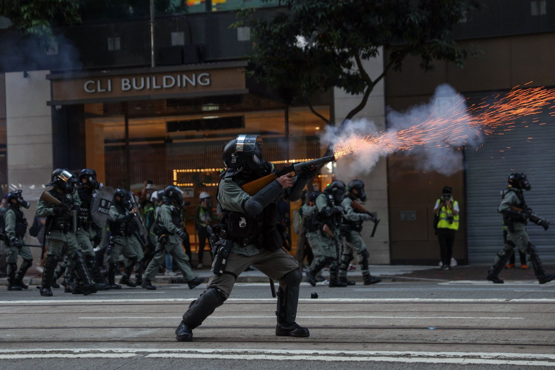 Los incidentes entre la Policía y los grupos de manifestantes volvieron a registrar choques en la ciudad autónoma. / EFE