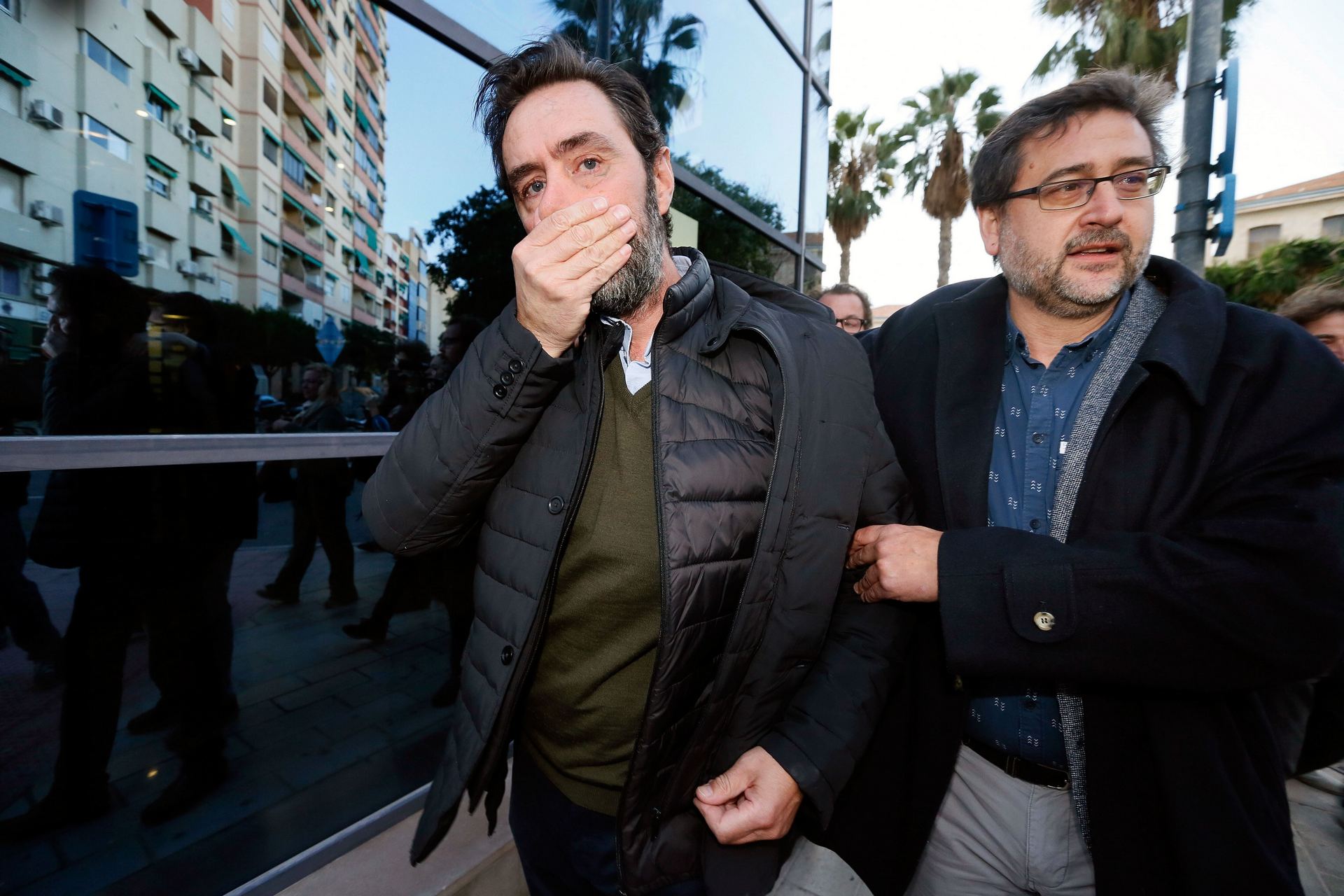 Miguel López, yerno de María del Carmen Marínez, a la salida del juzgado tras oír la declaración del jurado.