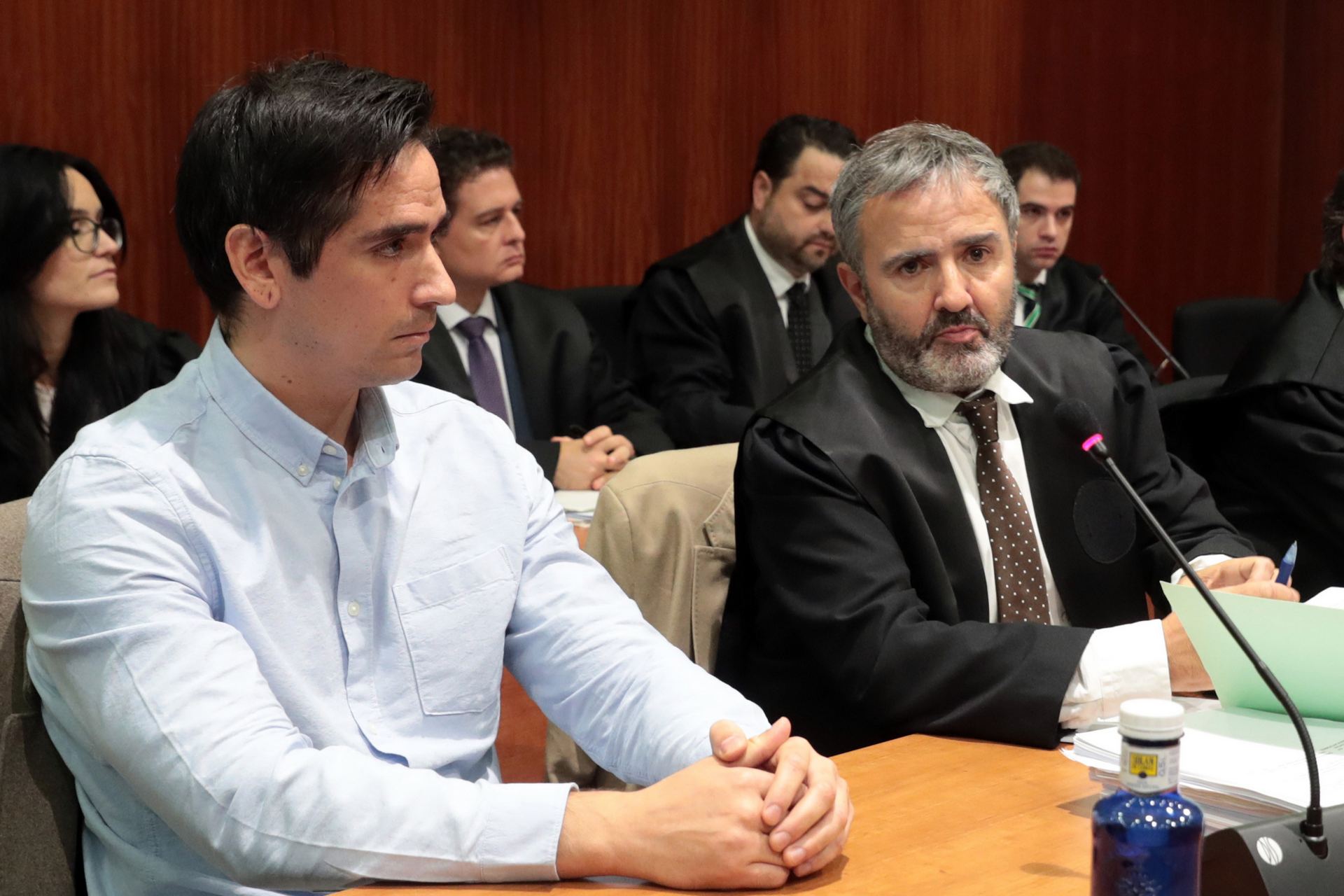 Rodrigo Lanza (i) en la Audiencia Provincial de Zaragoza, donde es juzgado como por el asesinato de Víctor Laínez. / efe