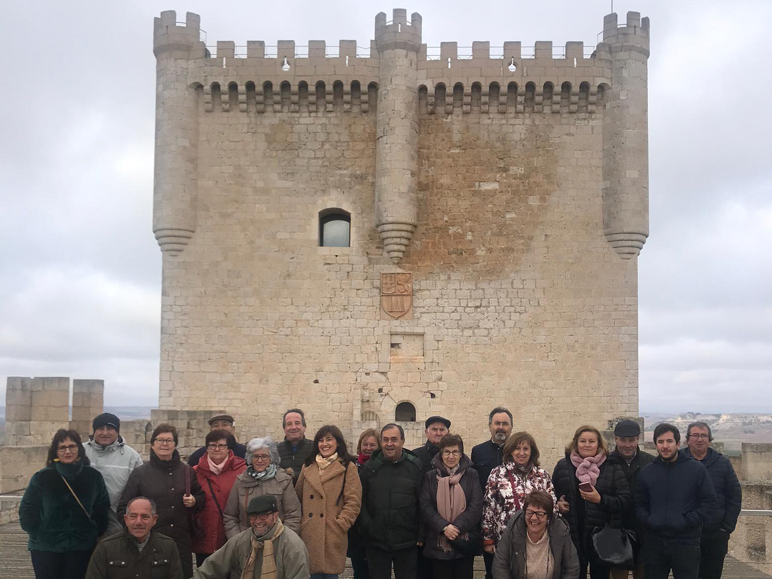 Los excursionistas durante la visita al castillo de Peñafiel. / El Adelantado