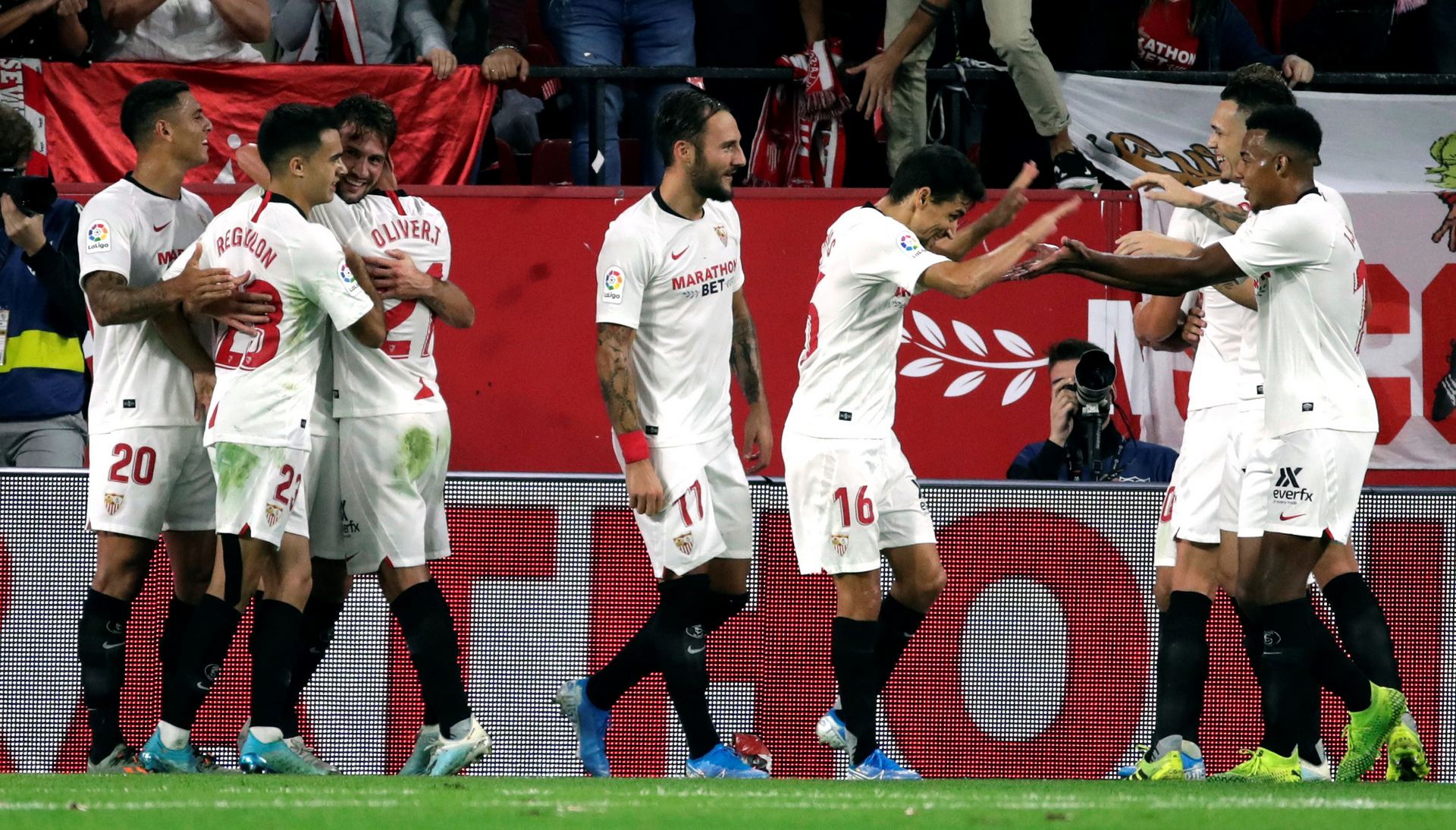 El Sevilla busca asegurar el pase en su bicentenario europeo y antes del derbi con el Betis. / efe
