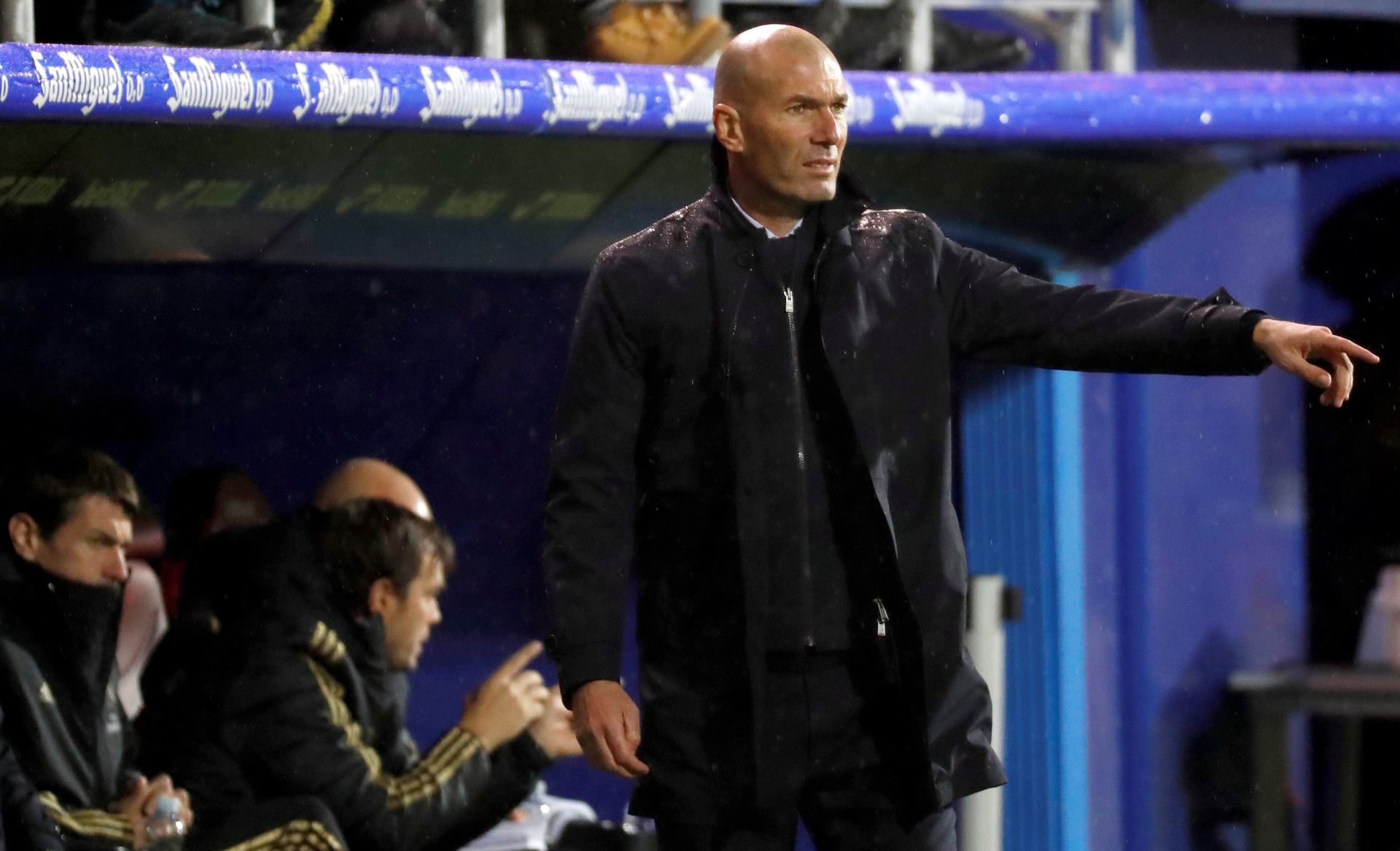 El entrenador del Real Madrid, Zinedine Zidane, da instrucciones a sus jugadores durante el partido ante el Eibar. / EFE