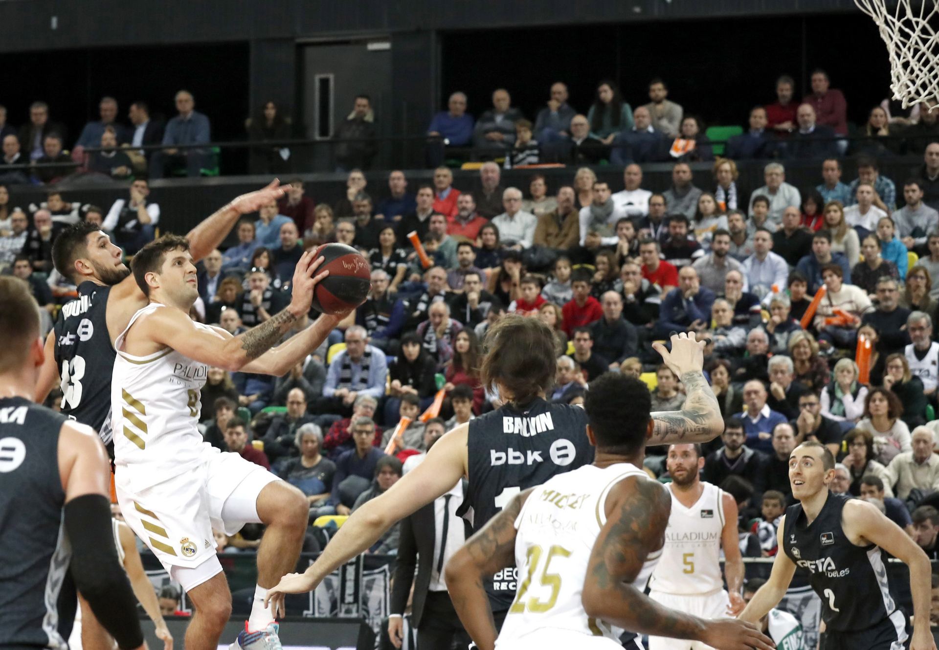 El alero del Madrid, Nicolás Laprovittola, intenta zafarse de Axel Bouteille durante el partido contra el Bilbao Basket.