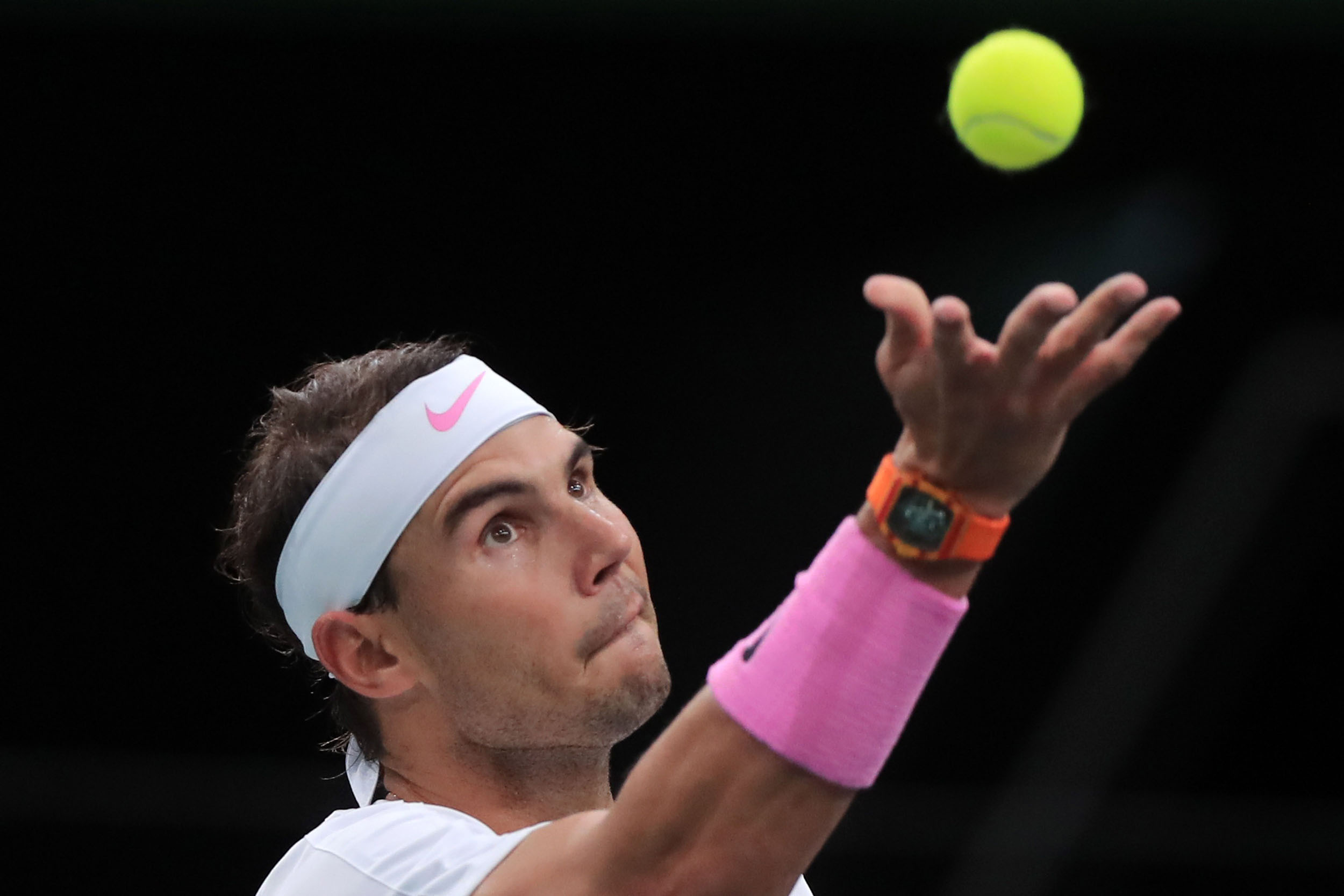 Rafa Nadal se dispone a sacar en un partido del Masters de París-Bercy. / EFE