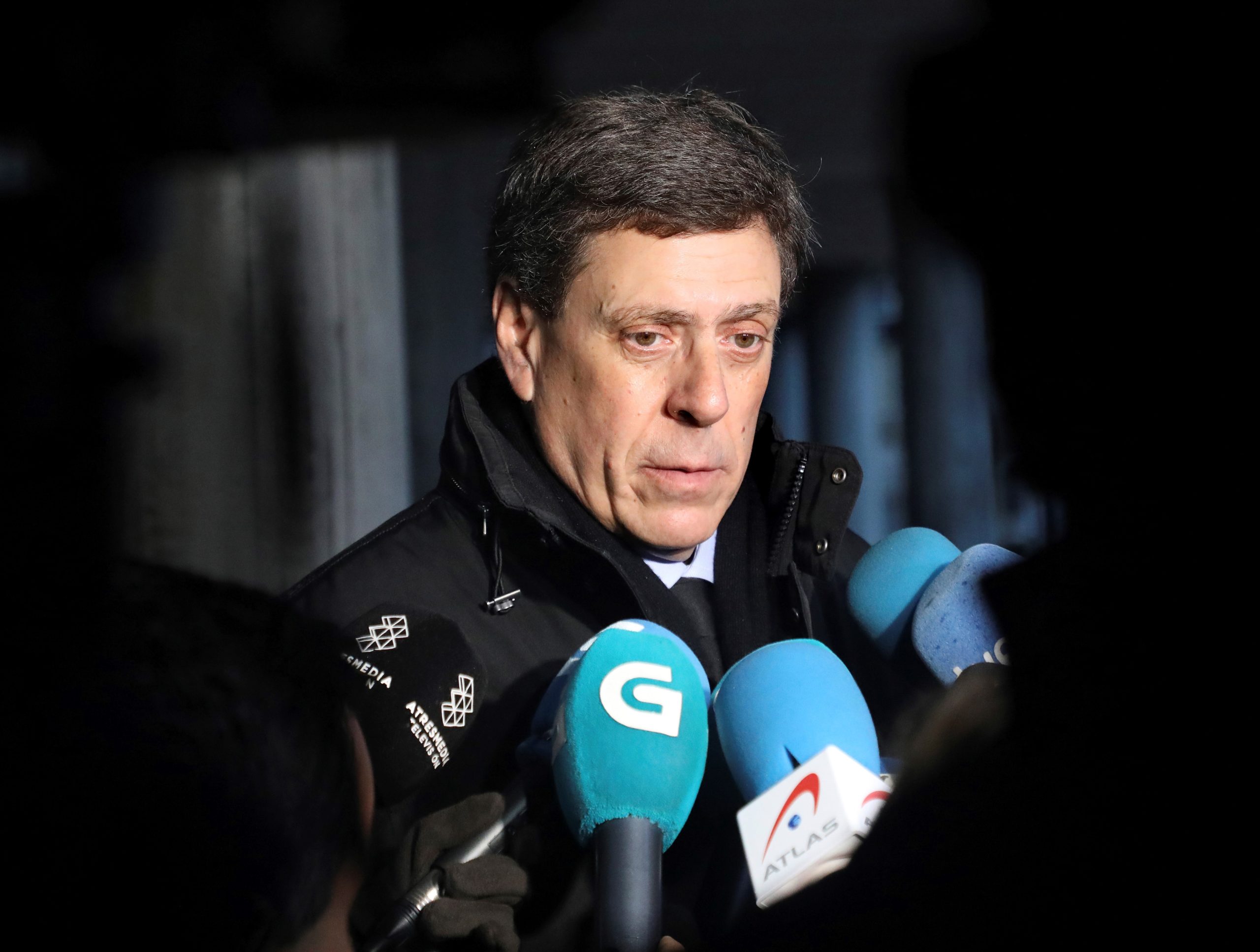 El empresario Juan Carlos Quer, padre de Diana, atiende a los medios de comunicación. / efe