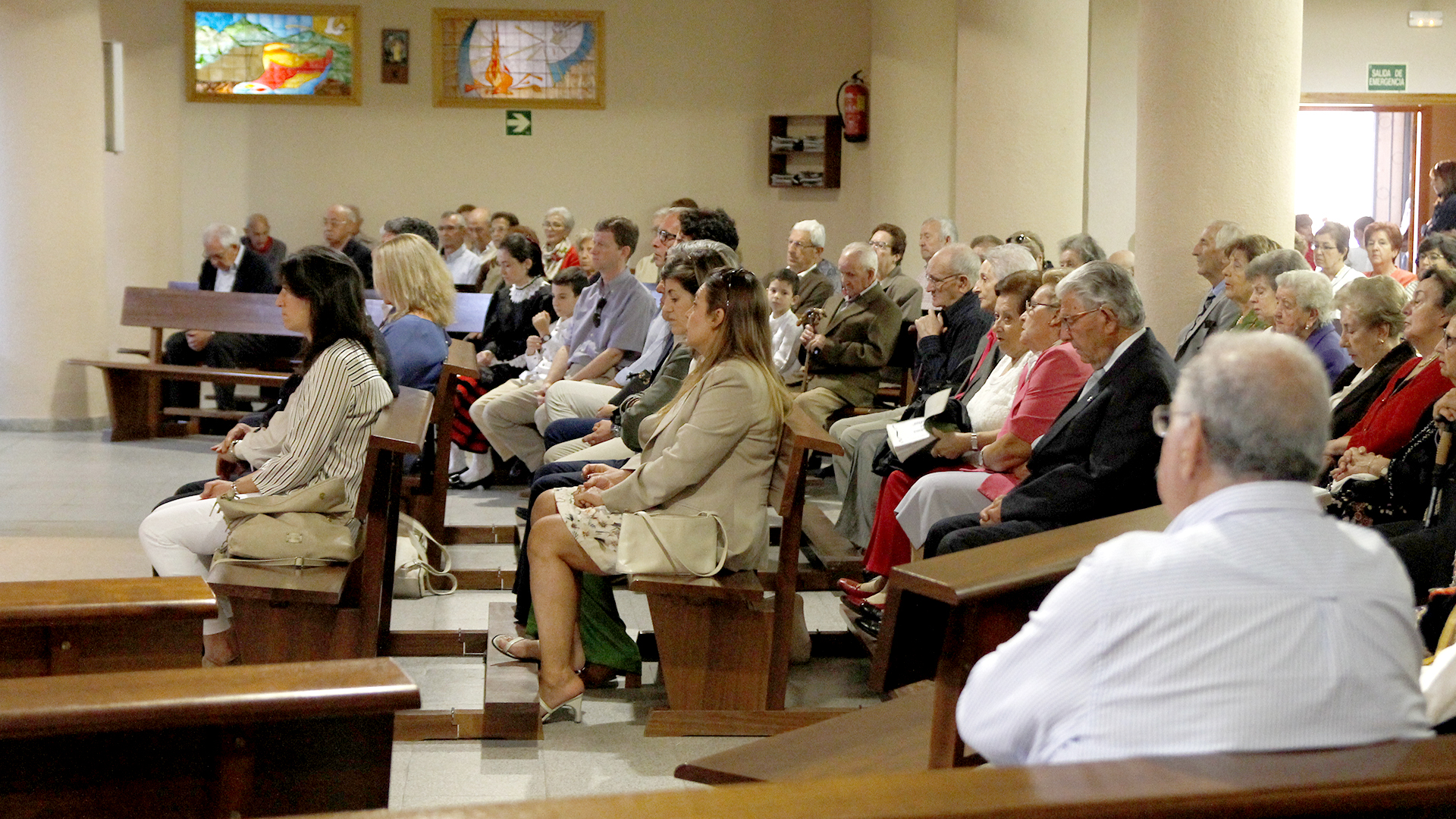 4 1nerea gente en misa