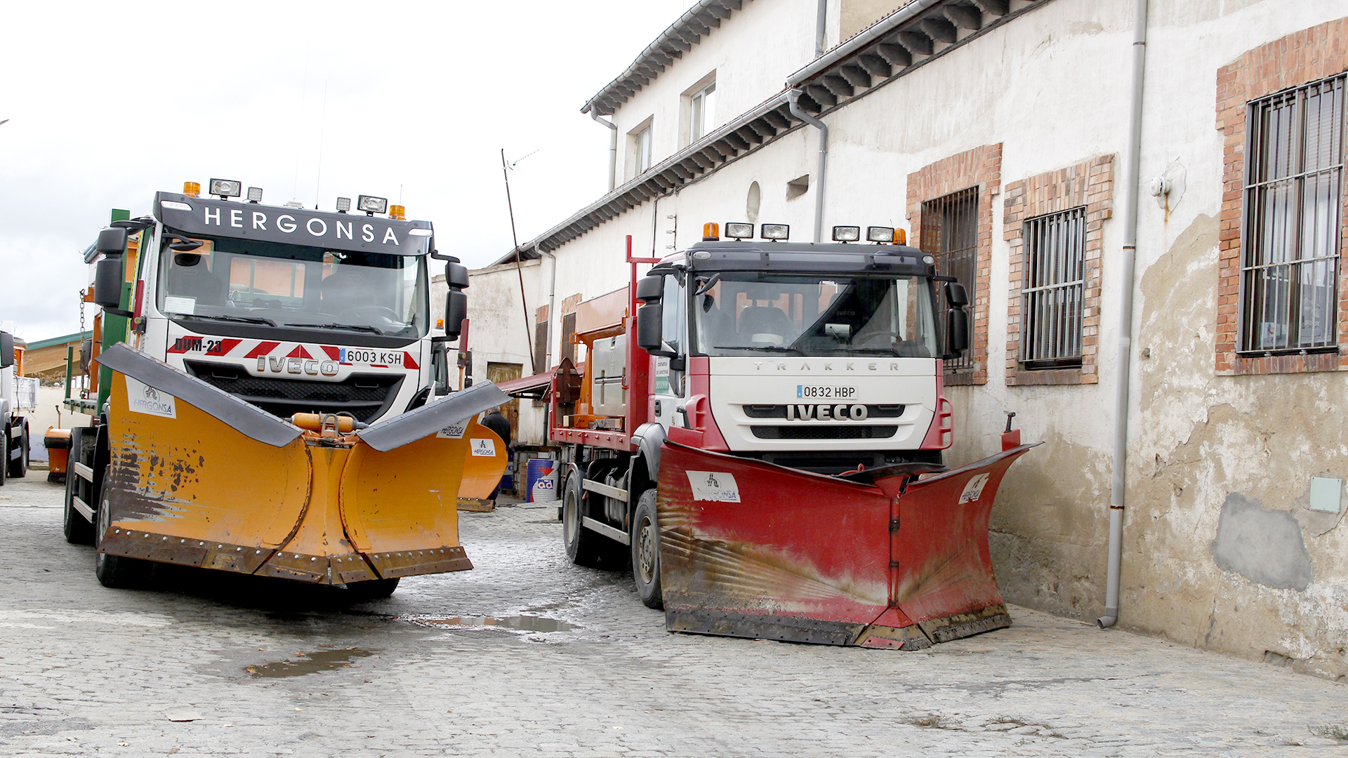 En el parque de maquinarias de la Junta están preparados parte de los efectivos materiales del programa invernal, como quitanieves. / NEREA LLORENTE