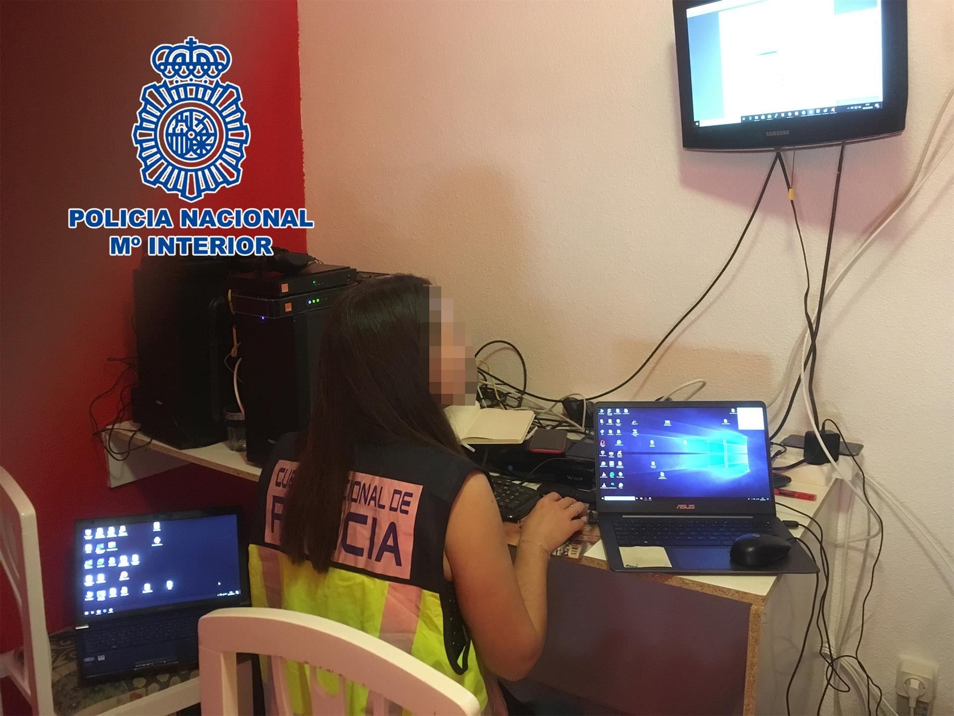 La policía llevó a cabo trece registros domiciliarios.