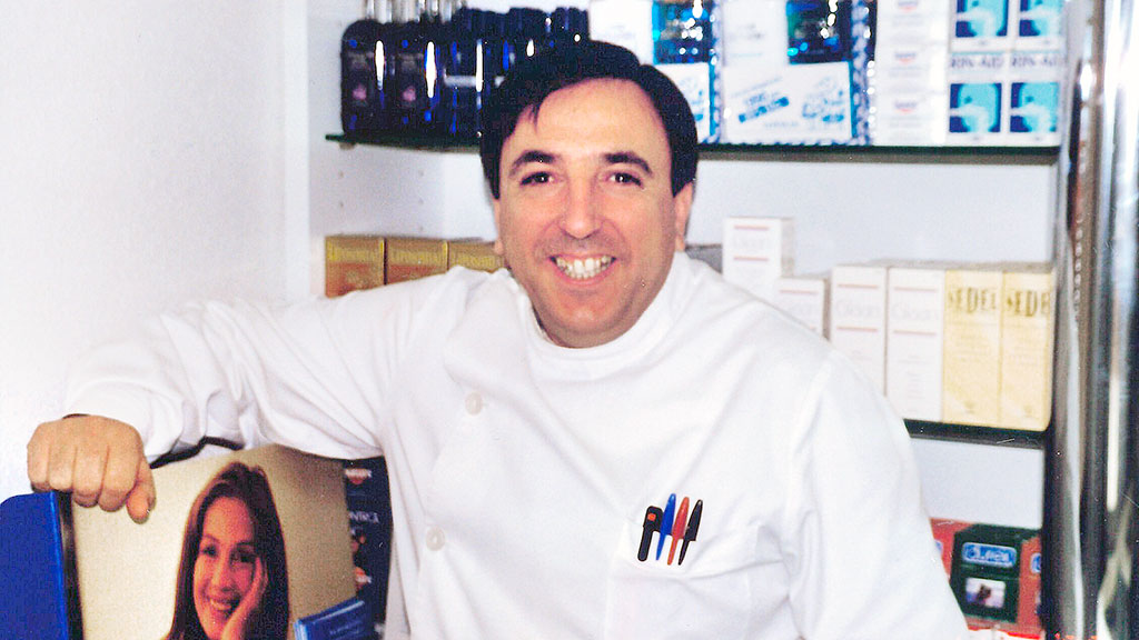 Miguel Ángel Tapias Hurtado, con su inseparable bata blanca en la farmacia de San José. / El Adelantado