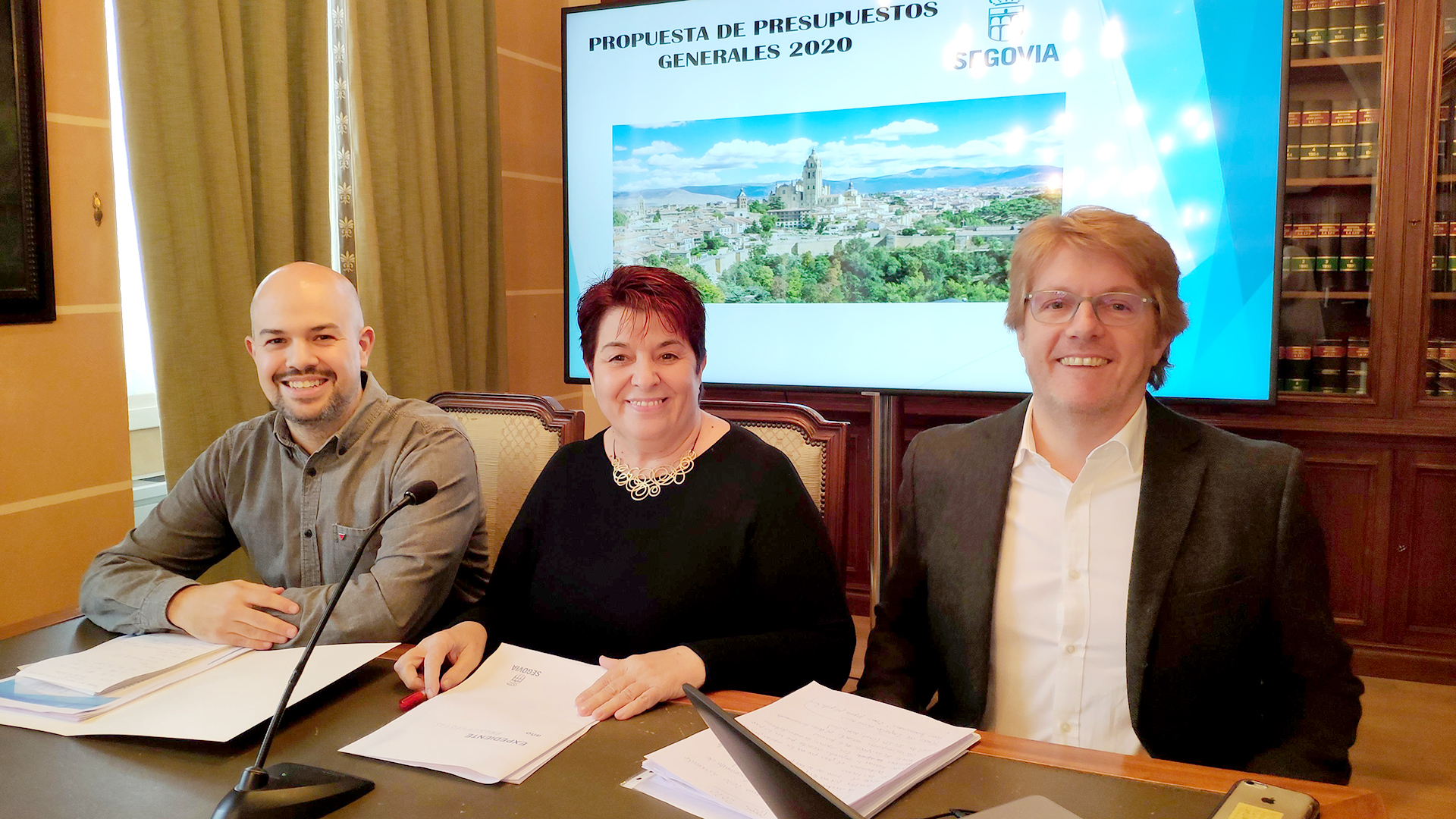 Ángel Galindo, portavoz de Izquierda Unida, la alcaldesa Clara Luquero y el concejal de Hacienda, Jesús García Zamora. / E. A.