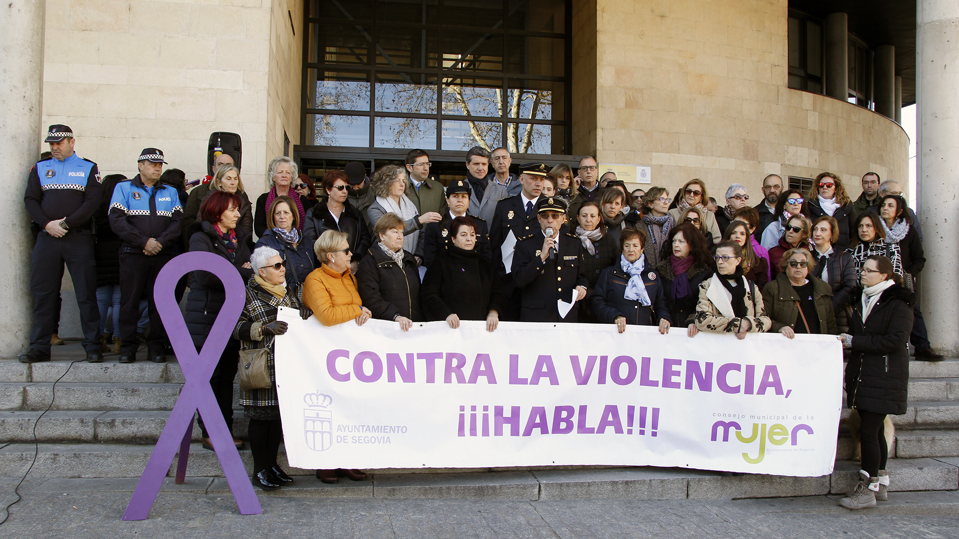 Todos los meses, el Consejo Municipal de la Mujer recuerda a las víctimas en concentraciones de apoyo, como la de la fotografía, celebrada frente a la sede de la Comisaría de Policía./ KAMARERO