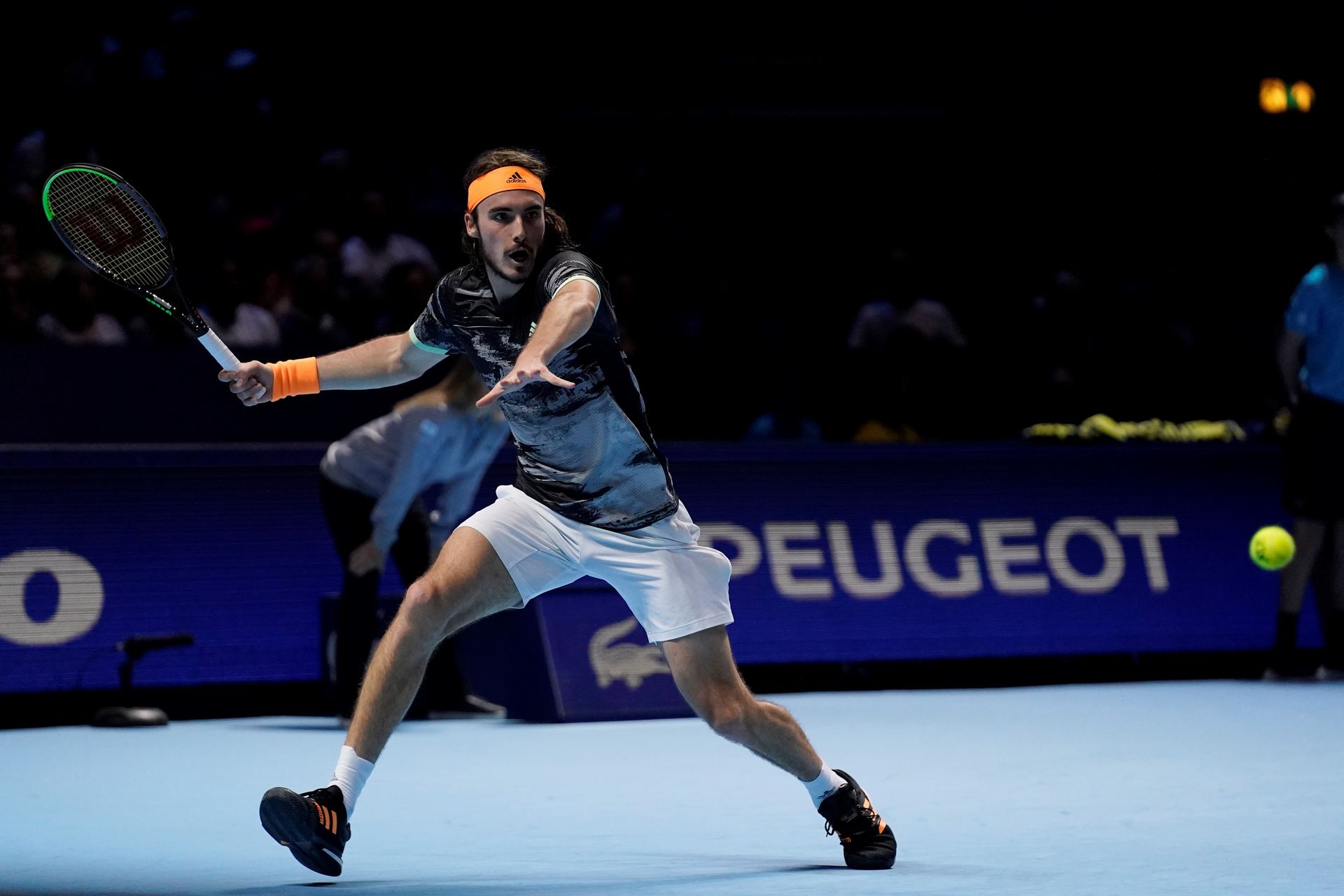 El tenista griego Stefanos Tsitsipas devuelve una bola durante el partido de semifinales de las ATP Finals. / EFE