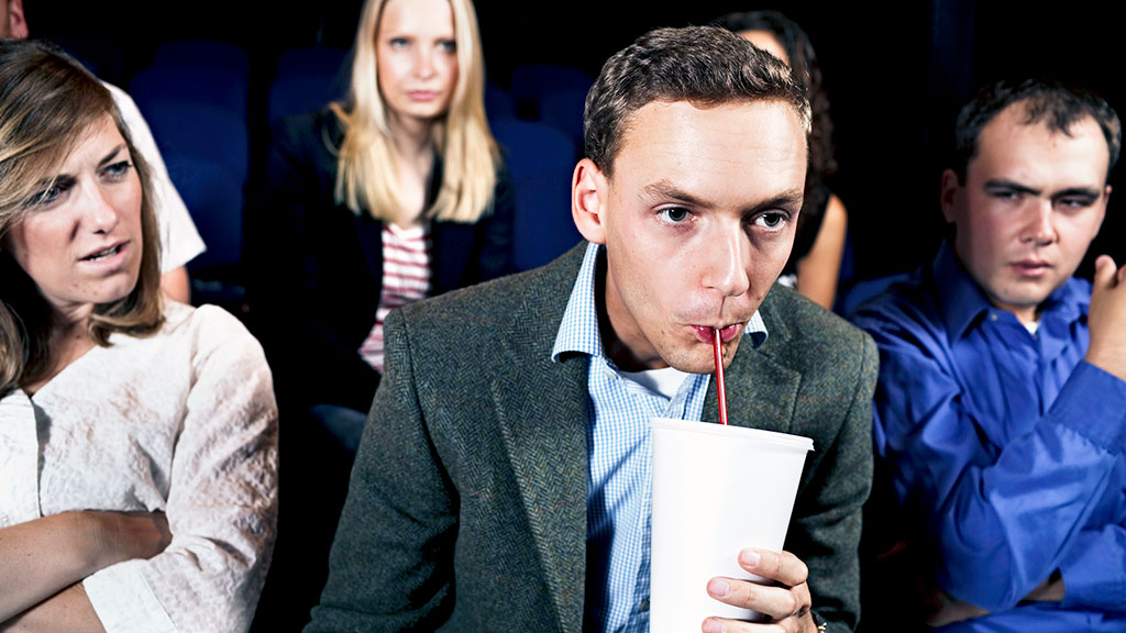 Comer palomitas y beber refrescos en el cine es una costumbre que incomoda a muchos compañeros de sala. / GROUPON