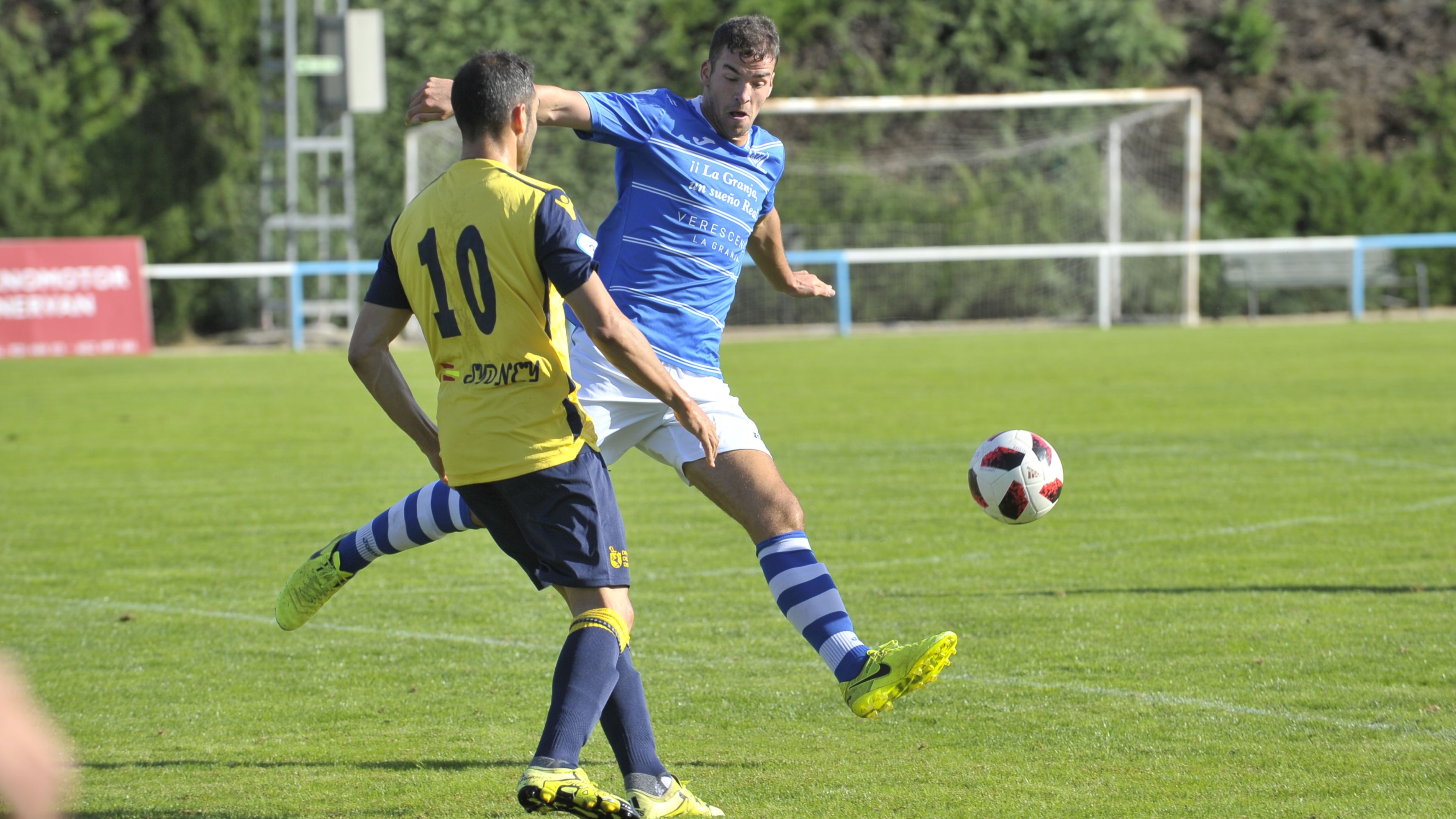 El centrocampista del CD La Granja Víctor Velasco intenta cortar un balón ante La Virgen del Camino. / KAMARERO