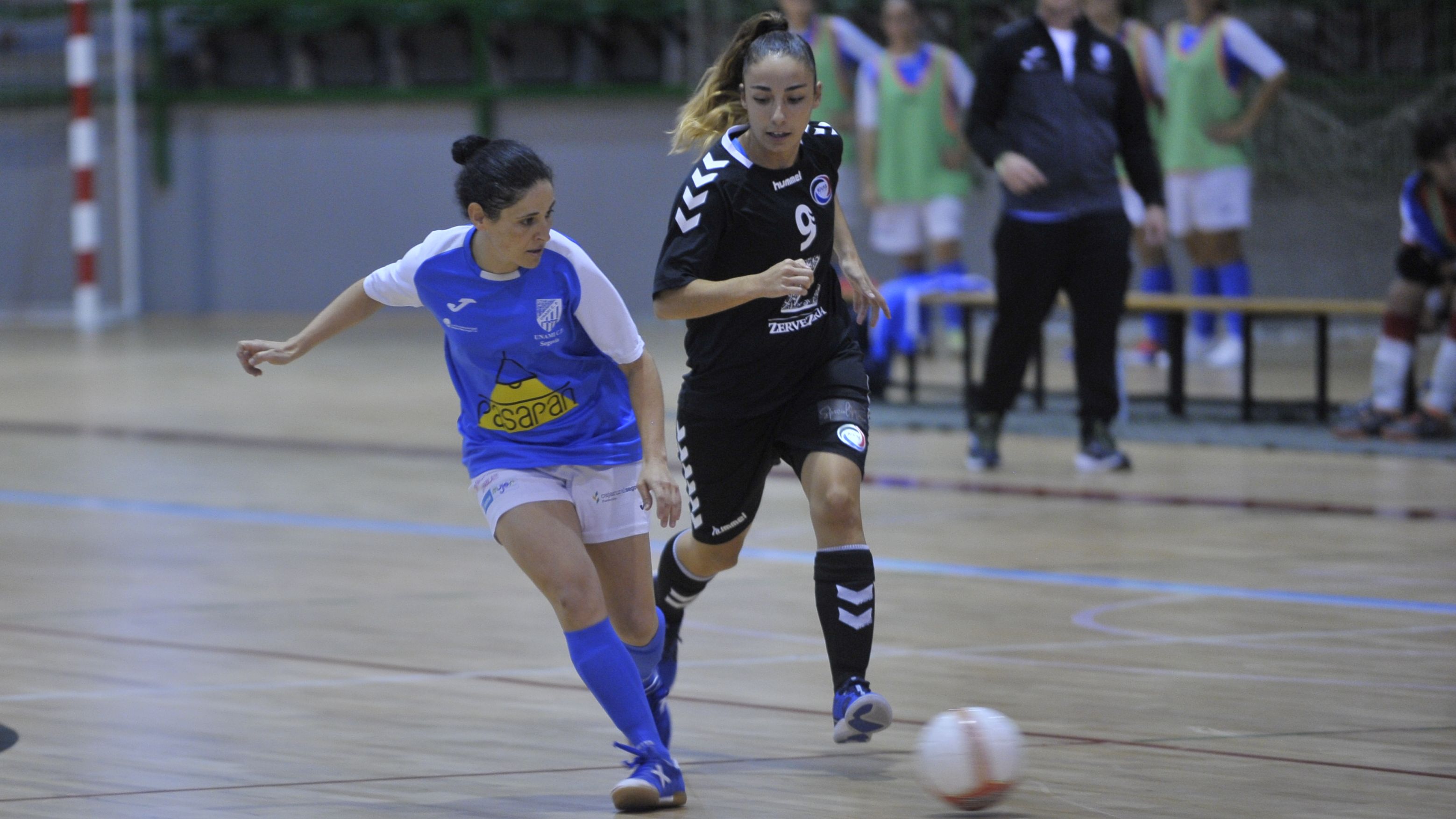 El Unami se reencuentra 1 La jugadora del Unami CP, Laura Llorente, autora de goles, asiste a una compañera durante un partido. / KAMARERO