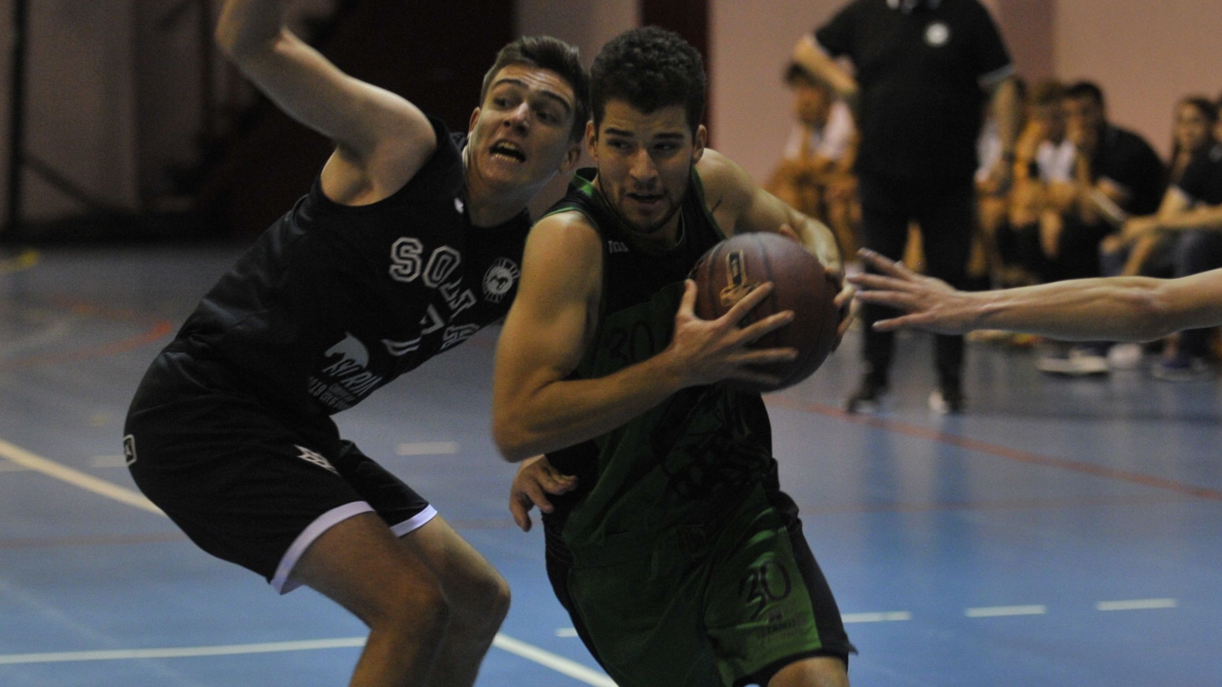 El jugador del CD Claret Kevin Cano se dispone a entrar a canasta. / KAMARERO