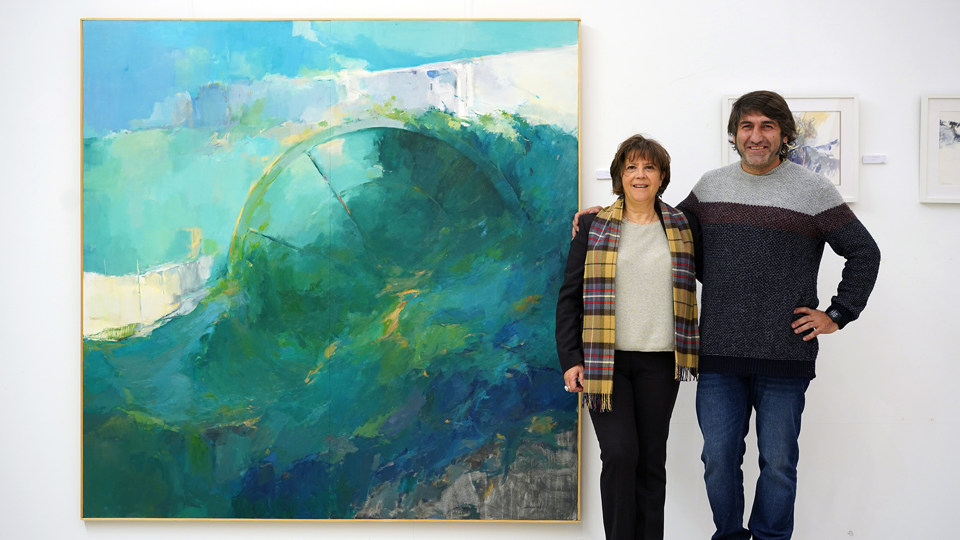 La autora de la colección de pinturas sobre norias del Valle de Ricote, María Joaquina Sánchez Dato, junto al también artista plástico Alberto Fernández Hurtado. / Roberto Arribas