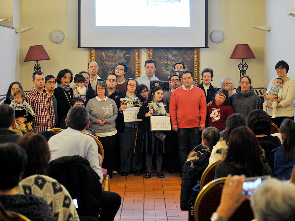 Mayte París posa con integrantes de Asidos cuyas imágenes ilustran el calendario. Son modelos de seis meses y hasta de  64 años. / KAMARERO