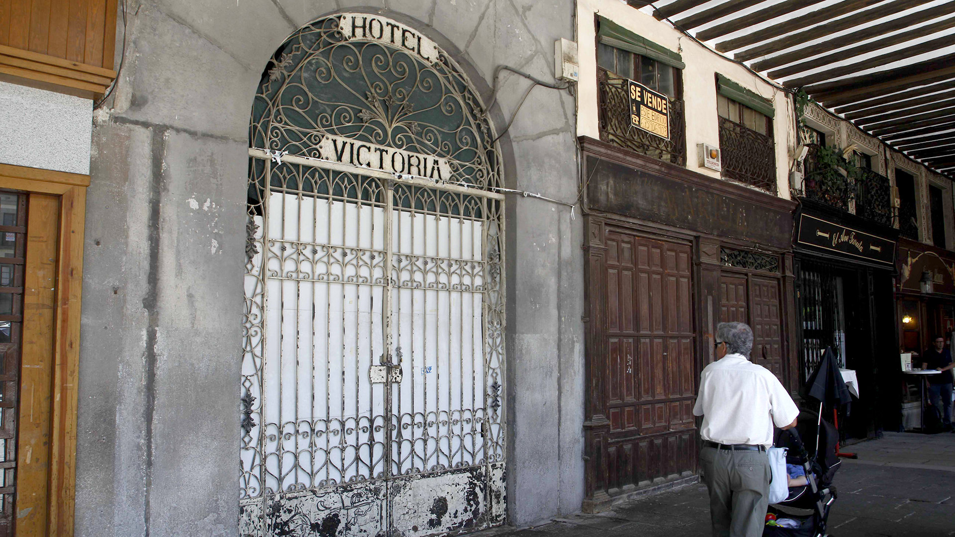 Entrada al Hotel Victoria, en el número 5 de la Plaza Mayor de Segovia. / Nerea Llorente